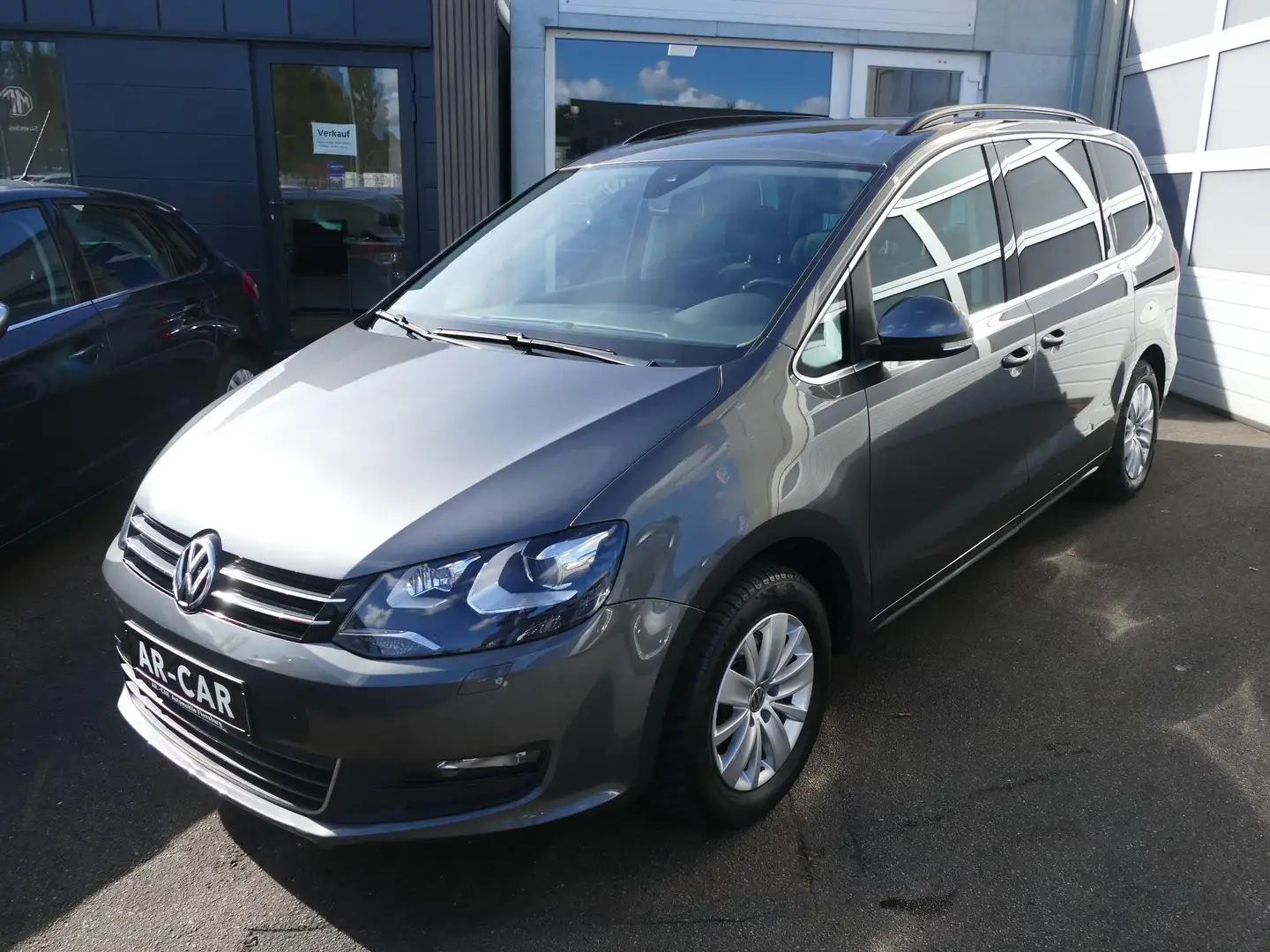 Volkswagen Sharan 2.0 TDI BMT DSG Panoramada Navi Xenon Rückfahrt Grau - 1