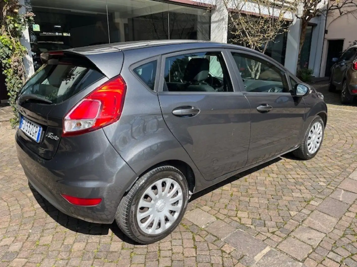 Ford Fiesta 1.5 TDCi 5 porte Neopatentati Grijs - 2