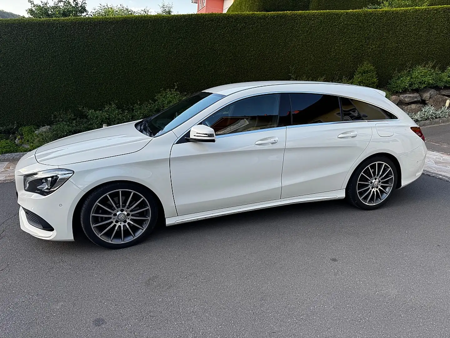 Mercedes-Benz CLA 220 d Shooting Brake AMG Aut. 1a Zustand Weiß - 2