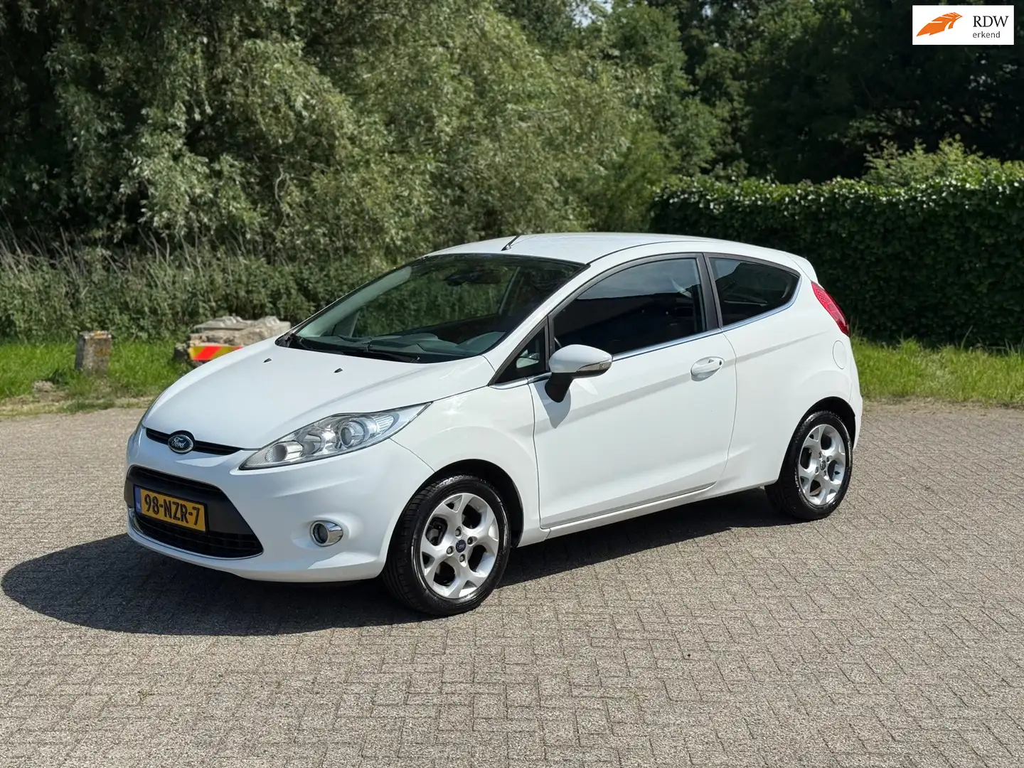 Ford Fiesta 1.25 Titanium 82PK I CRUISE I PDC I N.A.P I DEALER Белый - 1