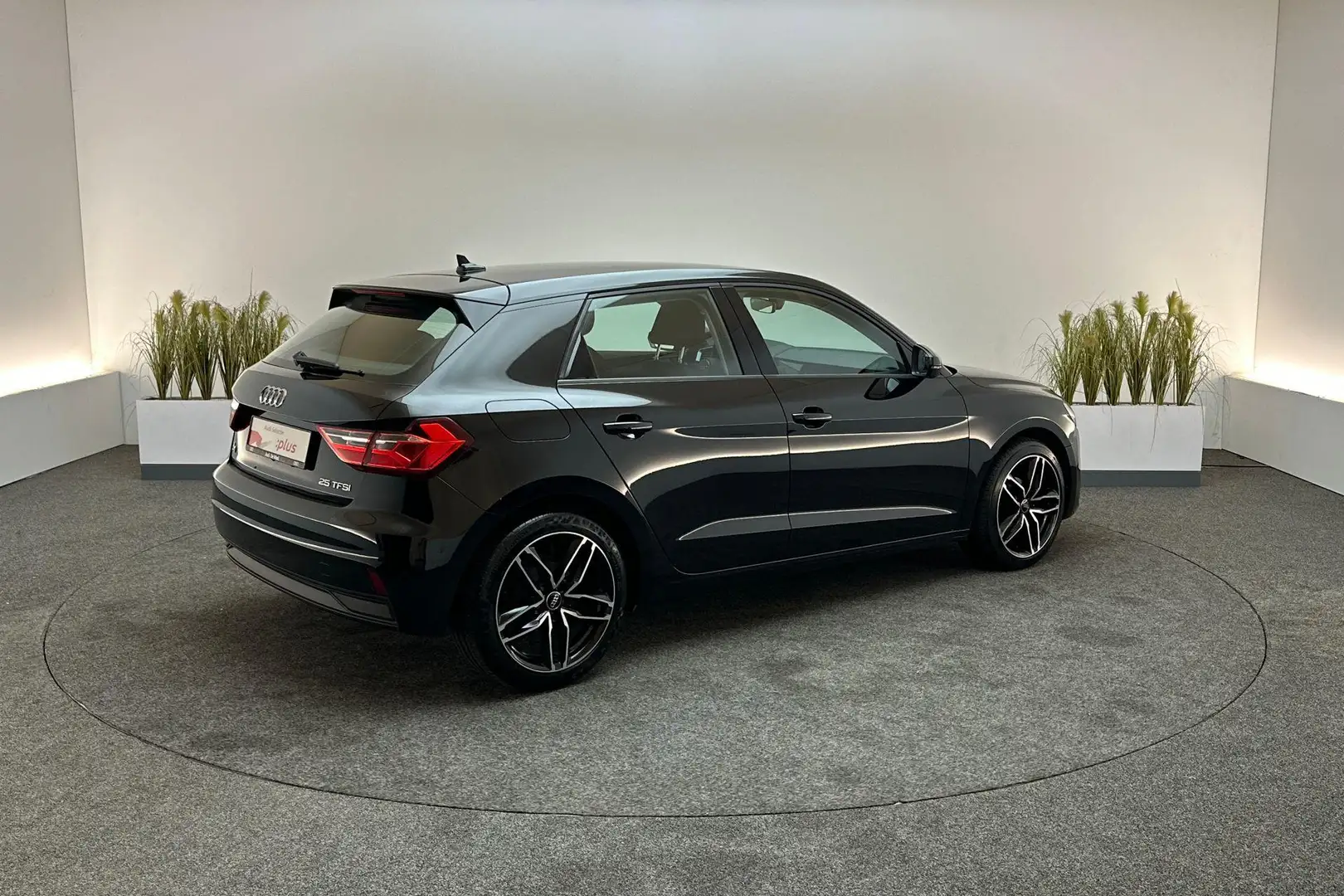 Audi A1 Sportback 25 TFSI 95pk Pro Line | Lane Assist, App Zwart - 2