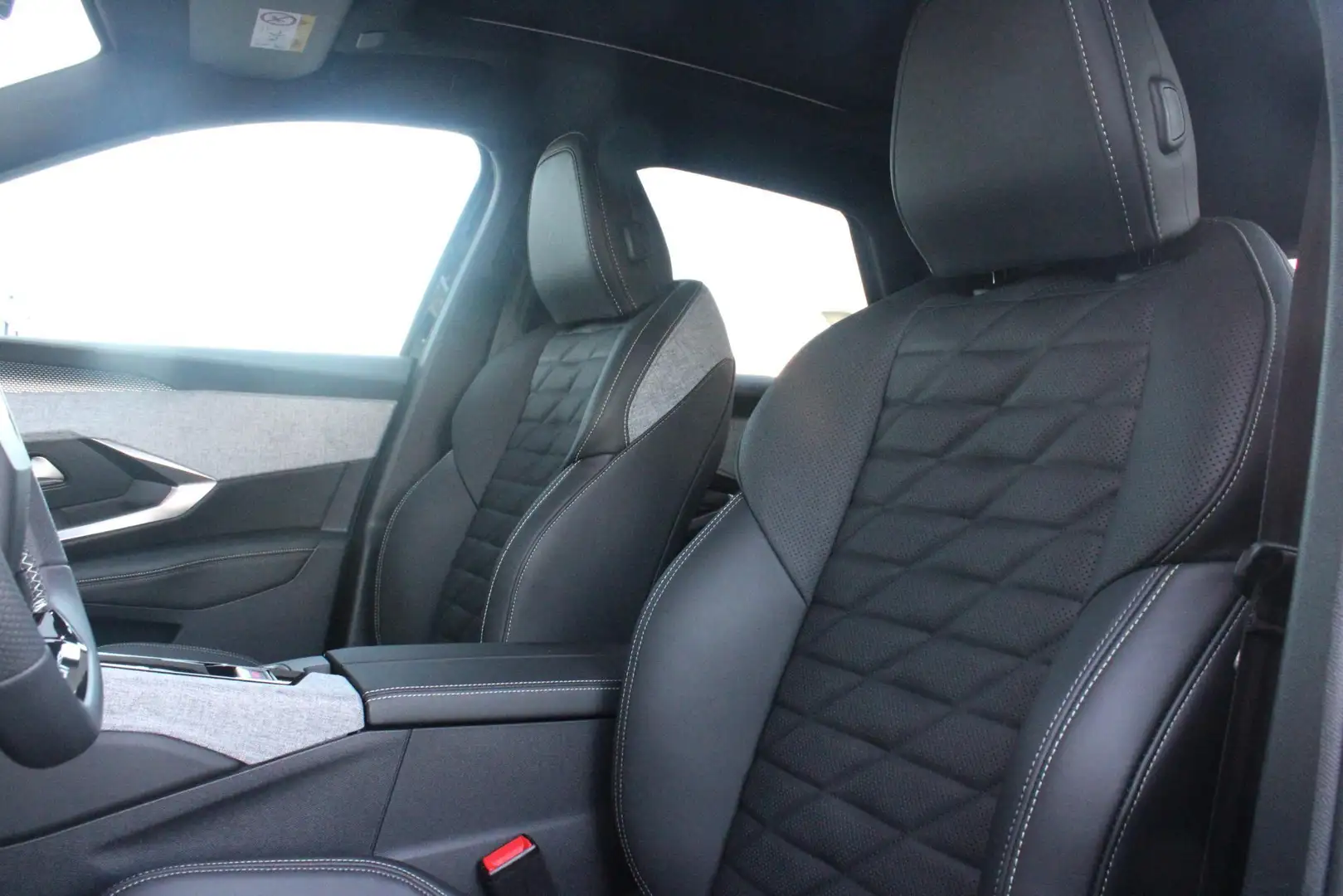 Peugeot 3008 1.2 Hybrid 136PK AUTOMAAT GT | PANORAMISCH SCHUIF/ Zwart - 2