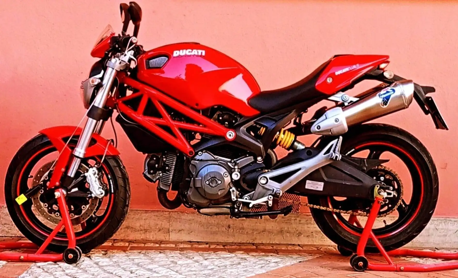 Ducati Monster 696 Roşu - 1