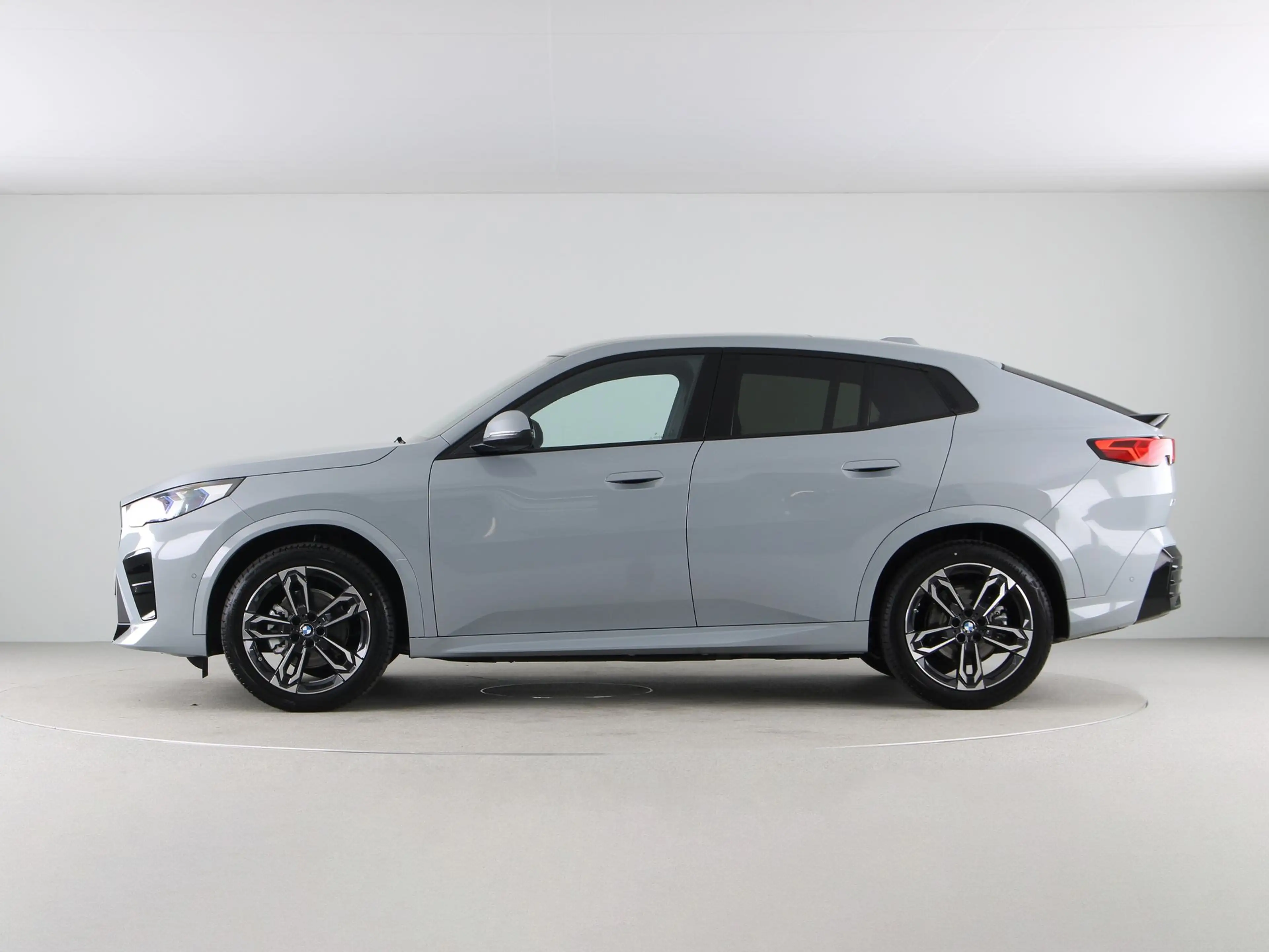 BMW iX2 eDrive20 67 kWh M-Sport — photo 12