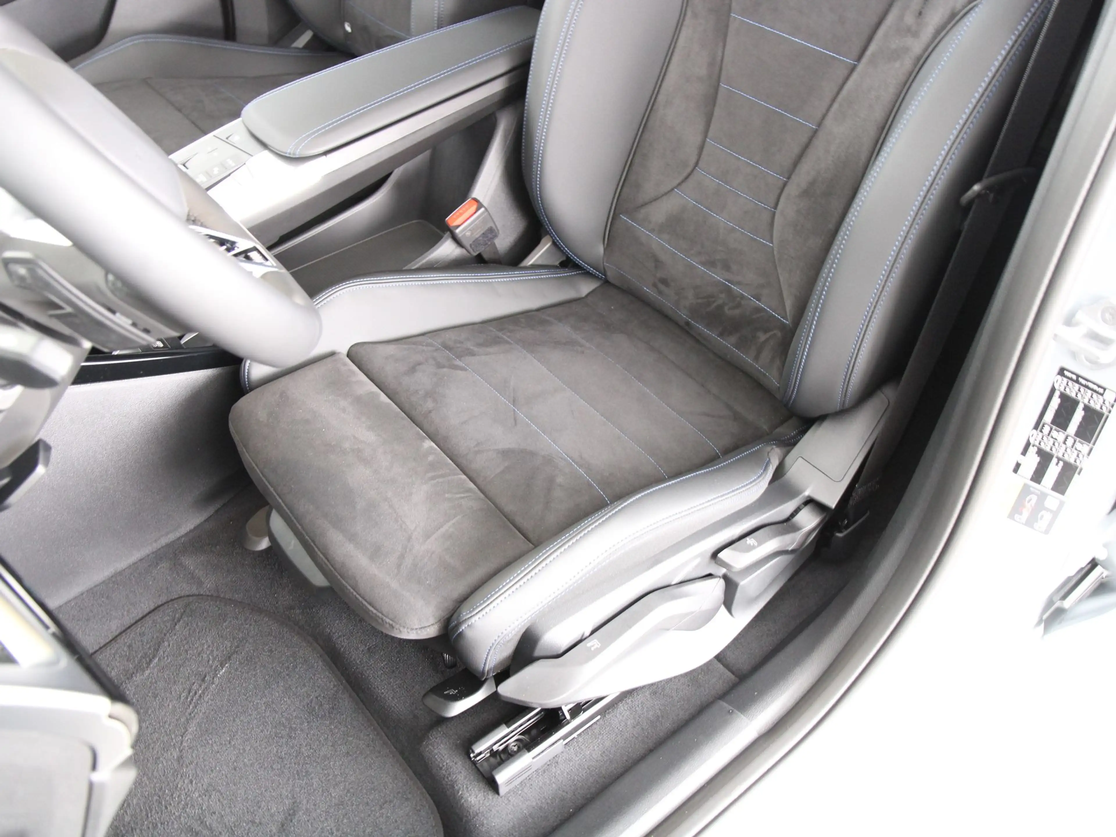 BMW iX2 eDrive20 67 kWh M-Sport — photo 15
