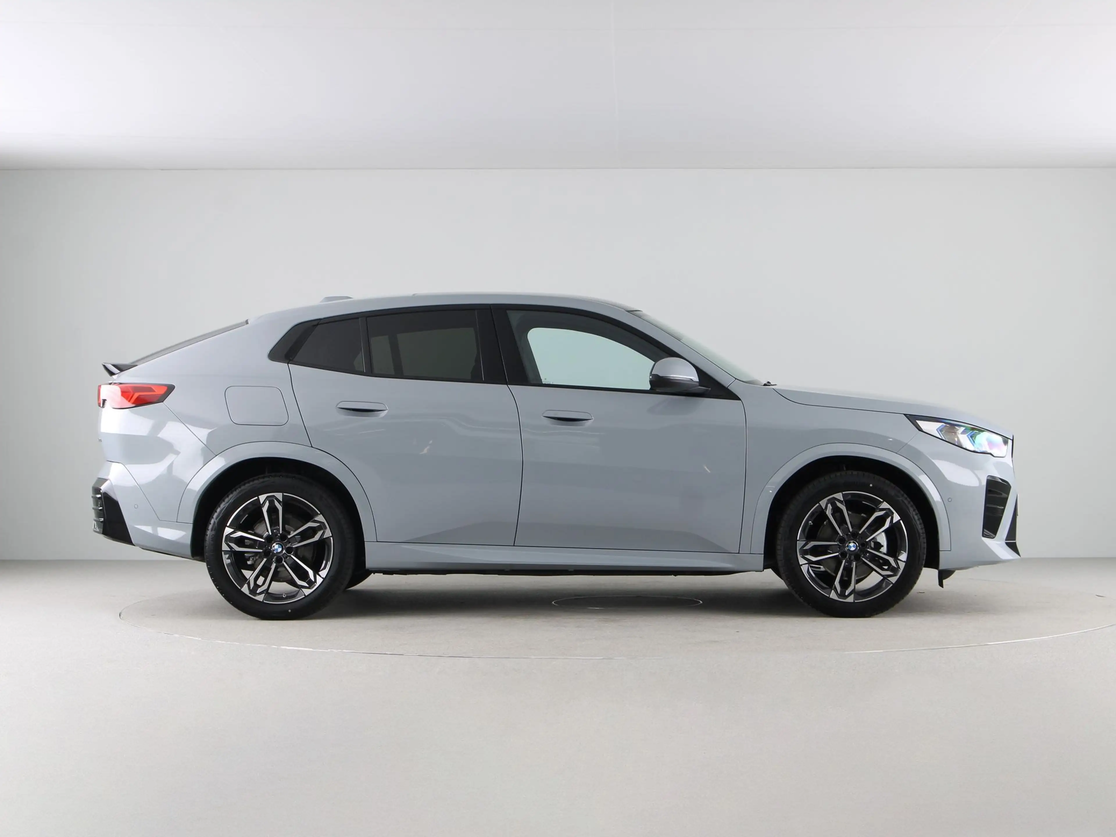 BMW iX2 eDrive20 67 kWh M-Sport — photo 8