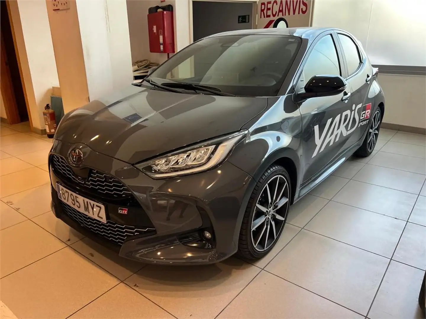 Toyota Yaris 130H 1.5 GR Sport - 1