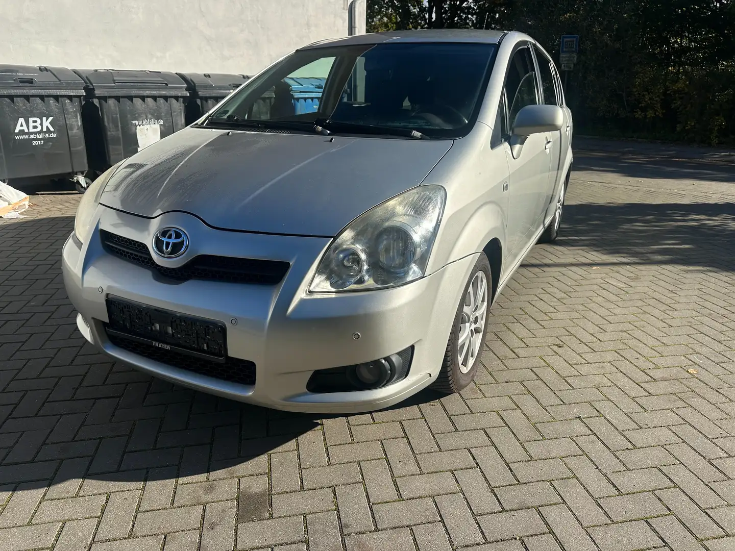 Toyota Corolla Verso 2.2 D-4D Team / Klima / Euro 4 / 7 Sitze Grau - 1