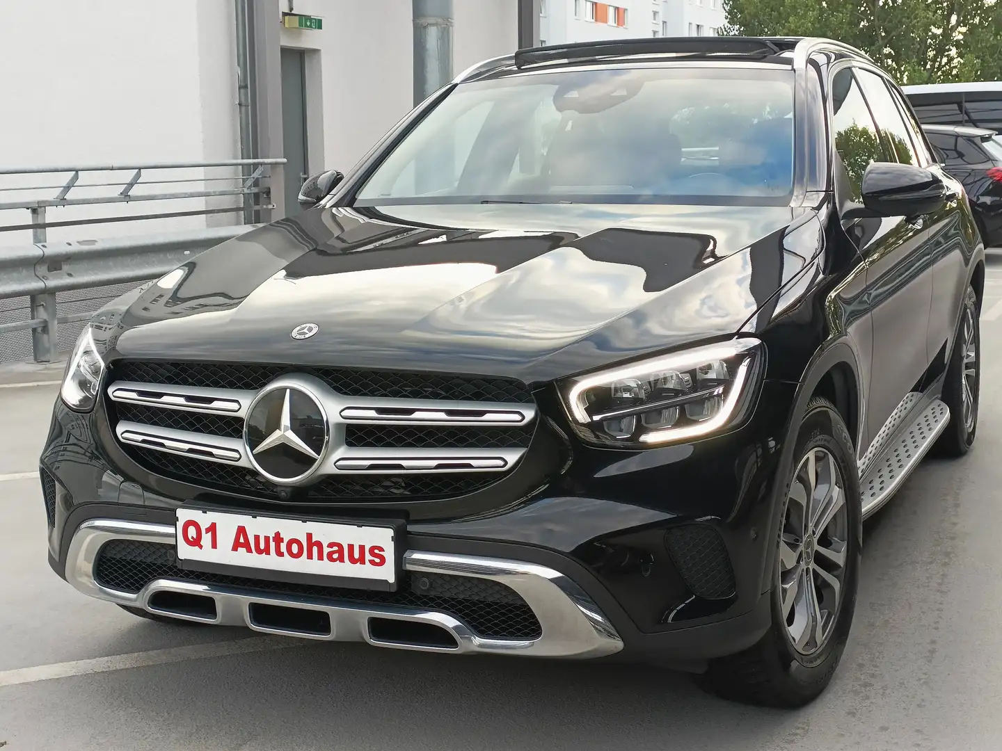 Mercedes-Benz GLC 200 d PANO/HEADUP/DIGCOCKPIT/360/DISTRONI/TRITTBRETTER Schwarz - 1
