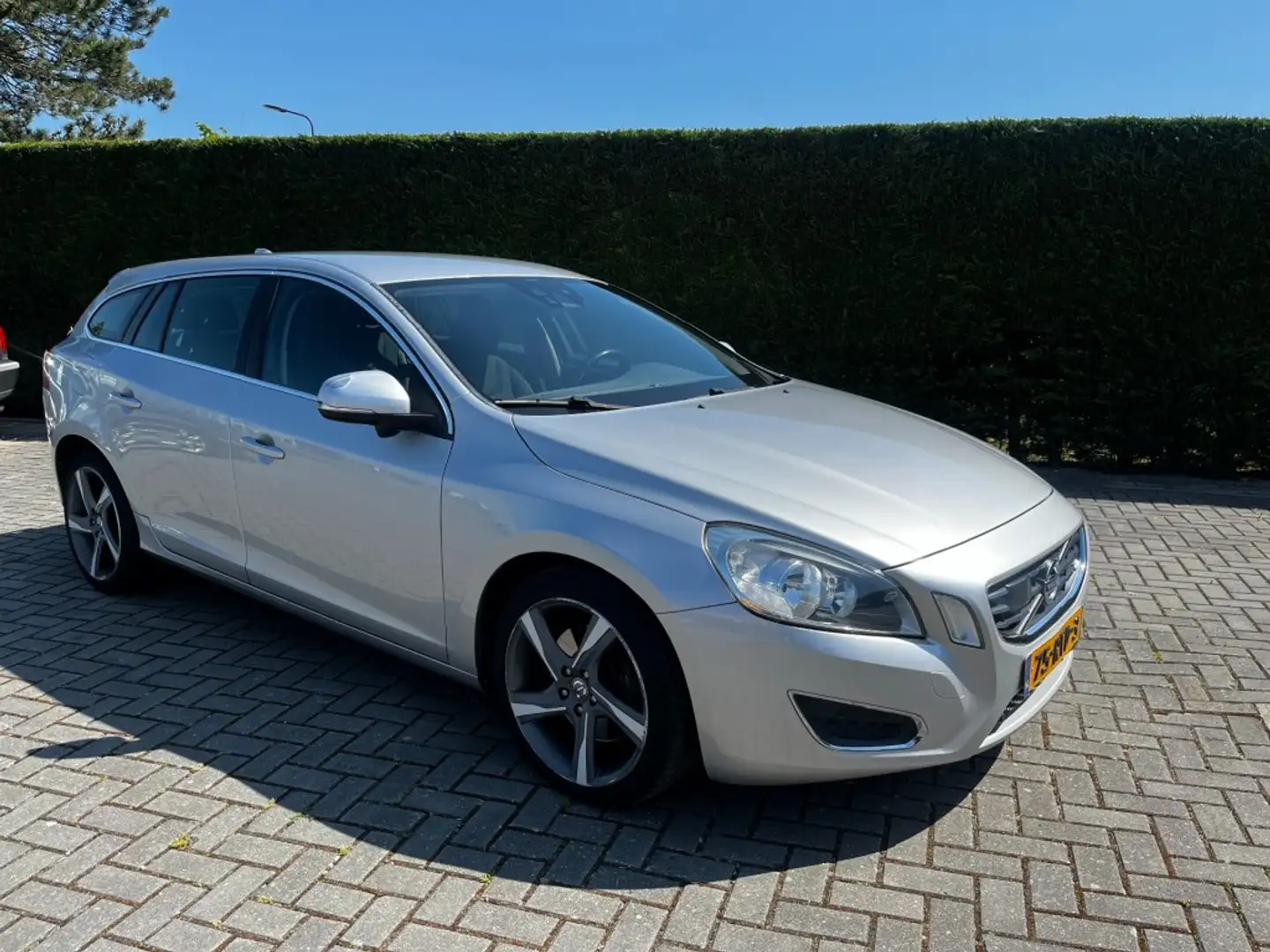 Volvo V60 2.0T R-DESIGN Adaptive Cruise I Trekhaak I All-in Gris - 2