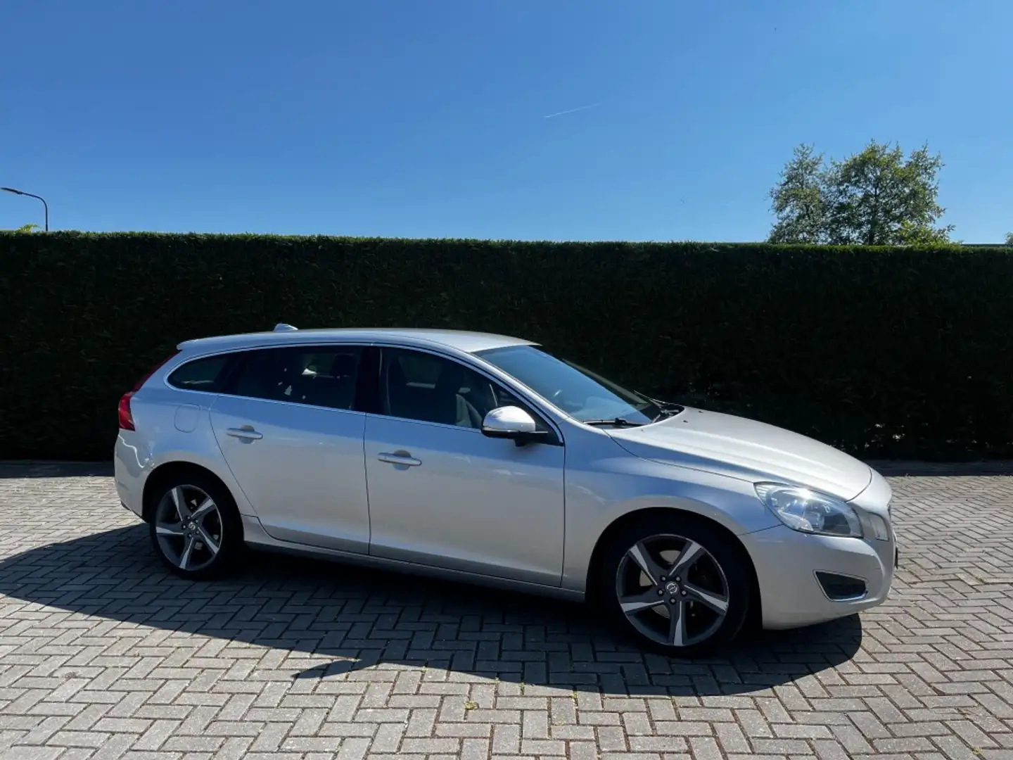 Volvo V60 2.0T R-DESIGN Adaptive Cruise I Trekhaak I All-in Gris - 1