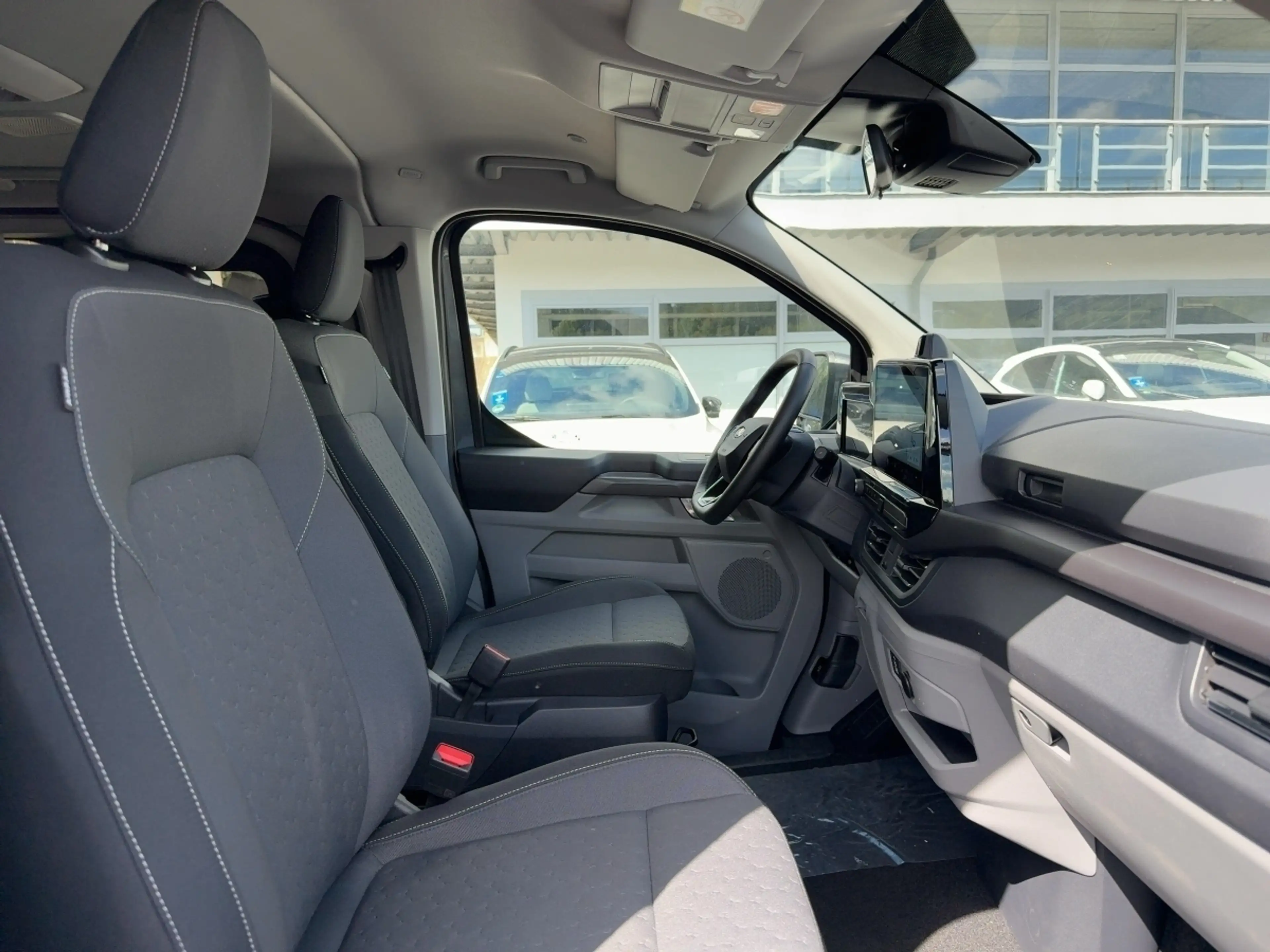 Ford Tourneo Custom BUS 320S TITANIUM 136PS FWD — photo 11