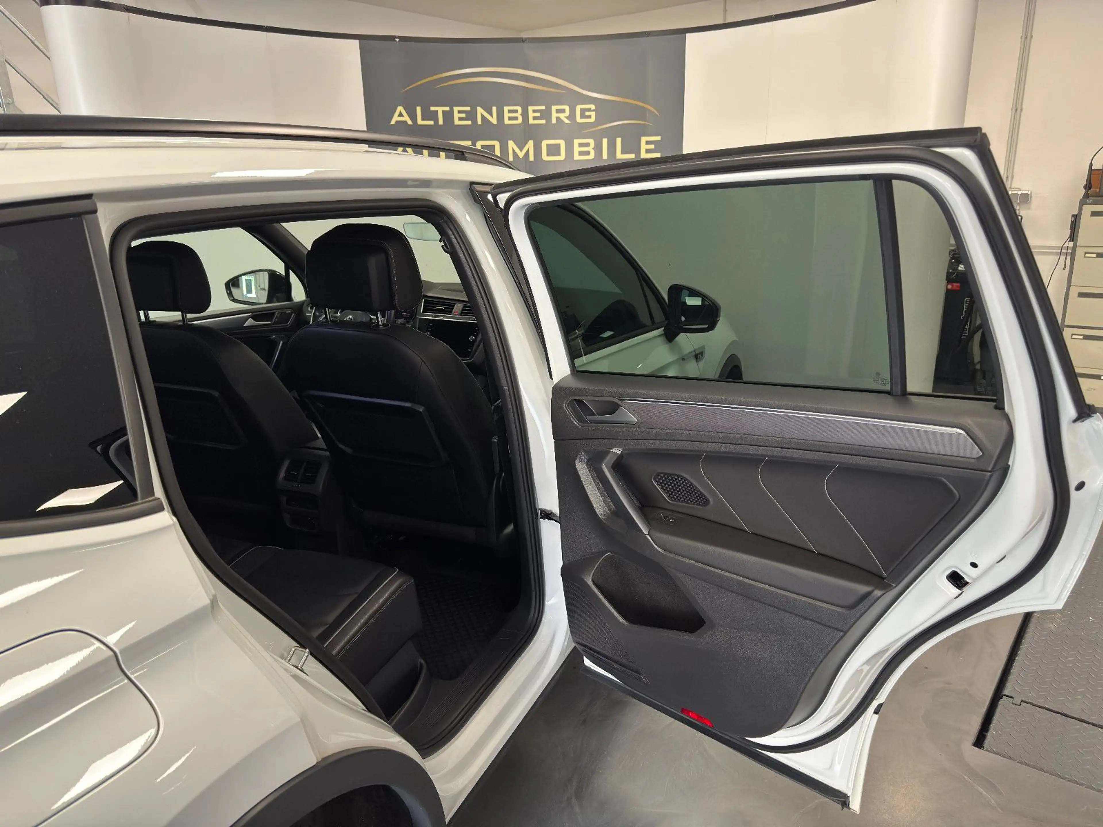 Volkswagen Tiguan Allspace 4Motion LED R-Line AHK ACC — photo 7