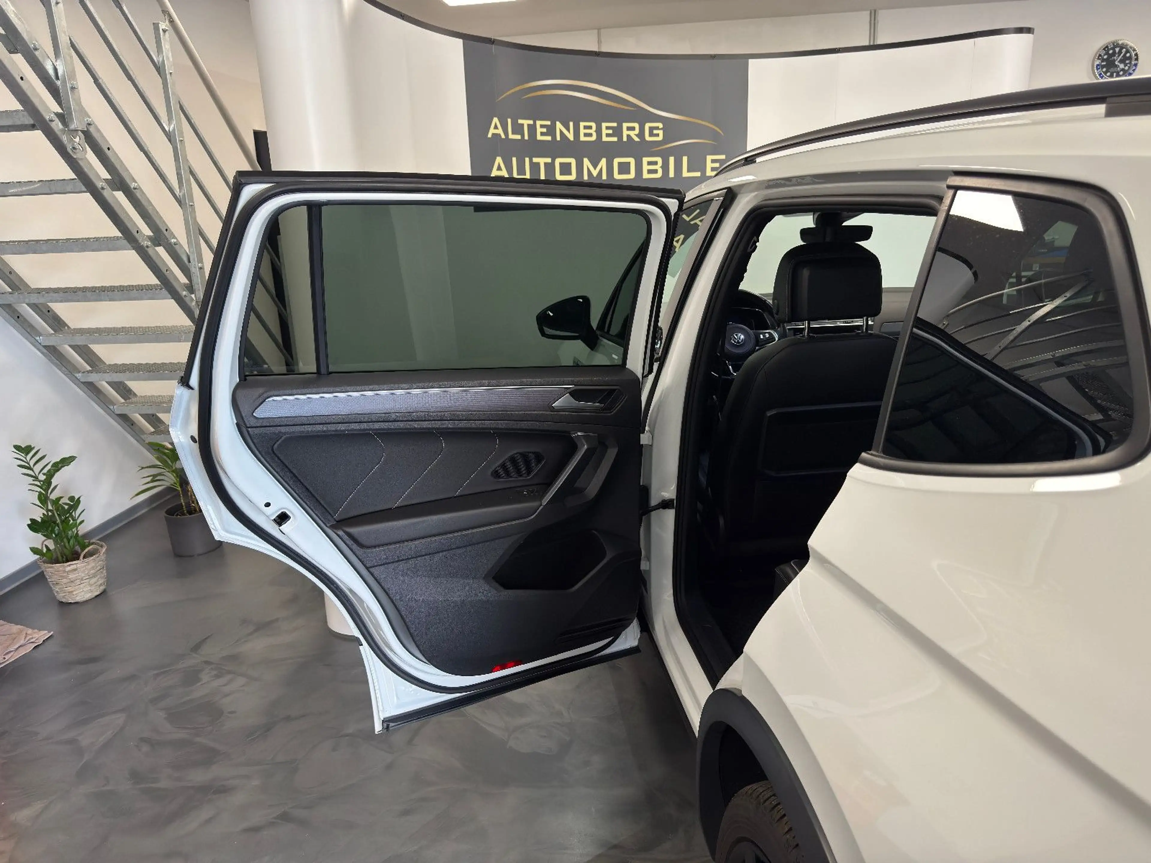Volkswagen Tiguan Allspace 4Motion LED R-Line AHK ACC — photo 6