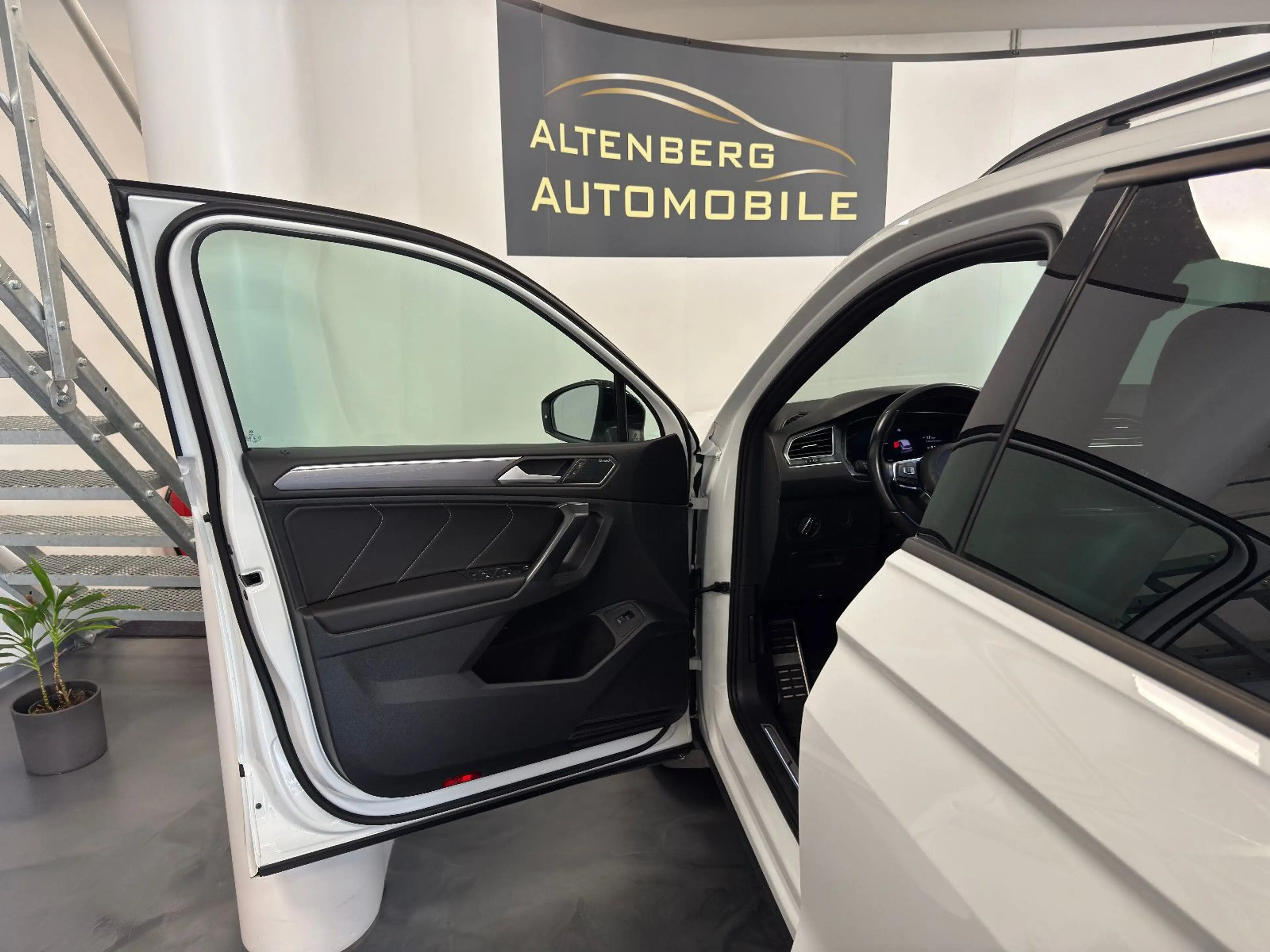 Volkswagen Tiguan Allspace 4Motion LED R-Line AHK ACC — photo 5