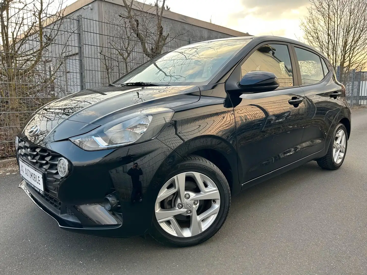 Hyundai i10 1,2 °°AUTOMATIC°°SPURASSIS°°SHZ°°PDC°°ALU°° Schwarz - 2