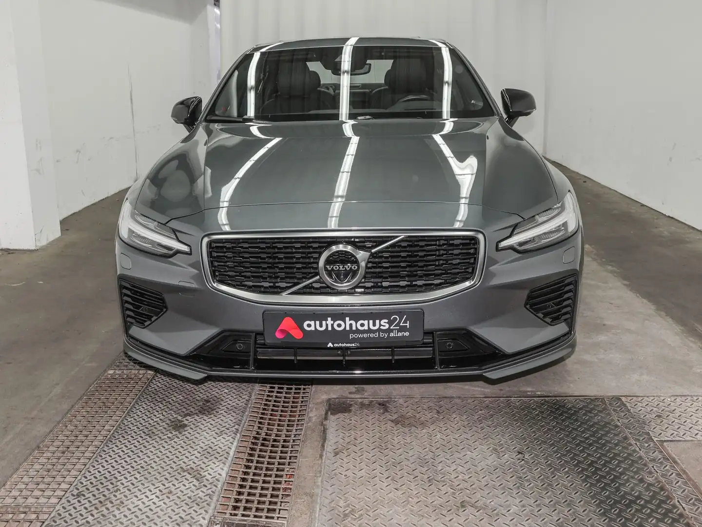 Volvo S60 T8 PHEV AWD R Design|LED|Navi|360° Grijs - 2