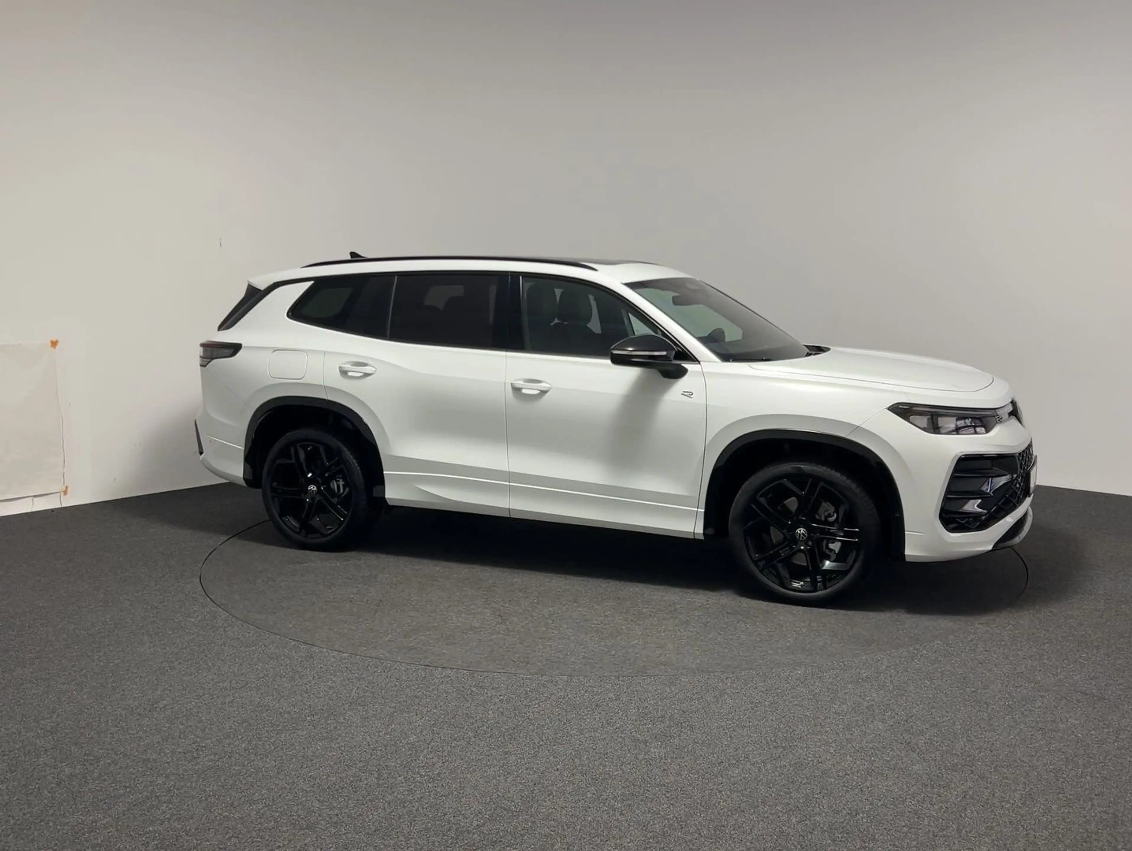 Volkswagen Tayron R-Line 2.0 TDI 4Motion CarPlay Pano Black — photo 6