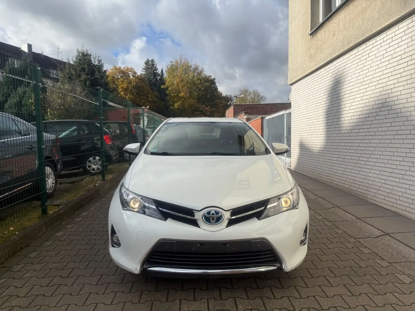 Toyota Auris Hybrid Start Edition TÜV NEU*AUTOMATIK Weiß - 2