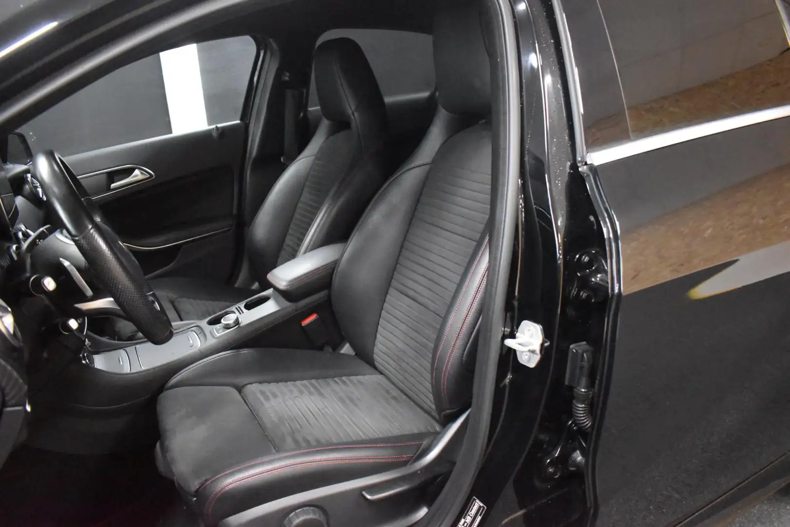 Mercedes-Benz A 220 4MATIC AMG 184pk | CAMERA | COMAND | LED Zwart - 2