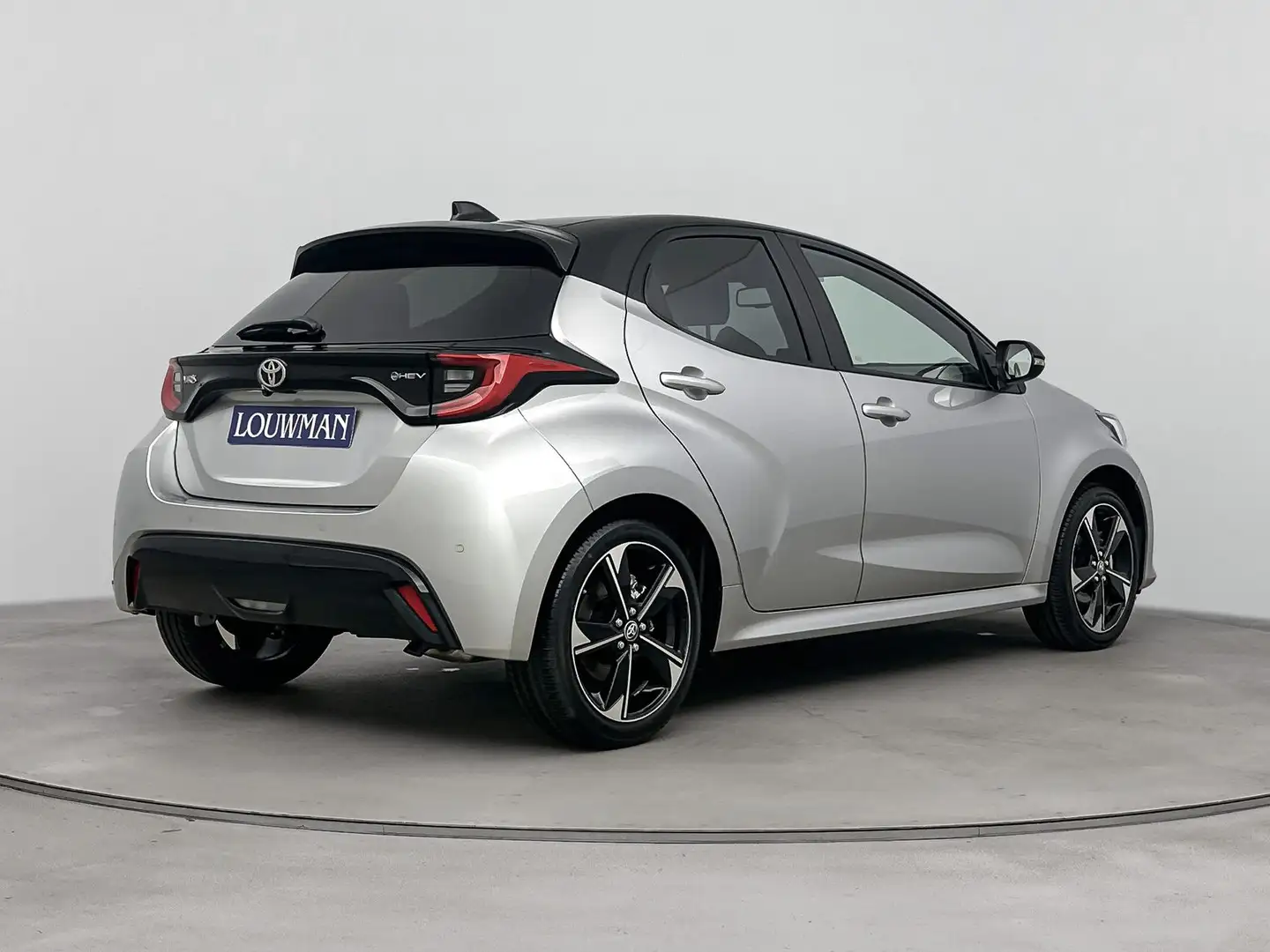 Toyota Yaris 1.5 Hybrid 130 Launch Edition Grijs - 2