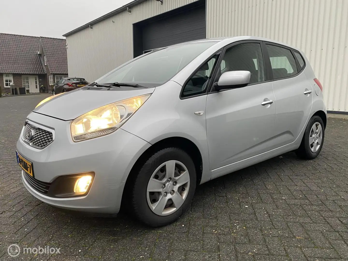 Kia Venga 1.4 CVVT X-tra 2010 Grau - 1