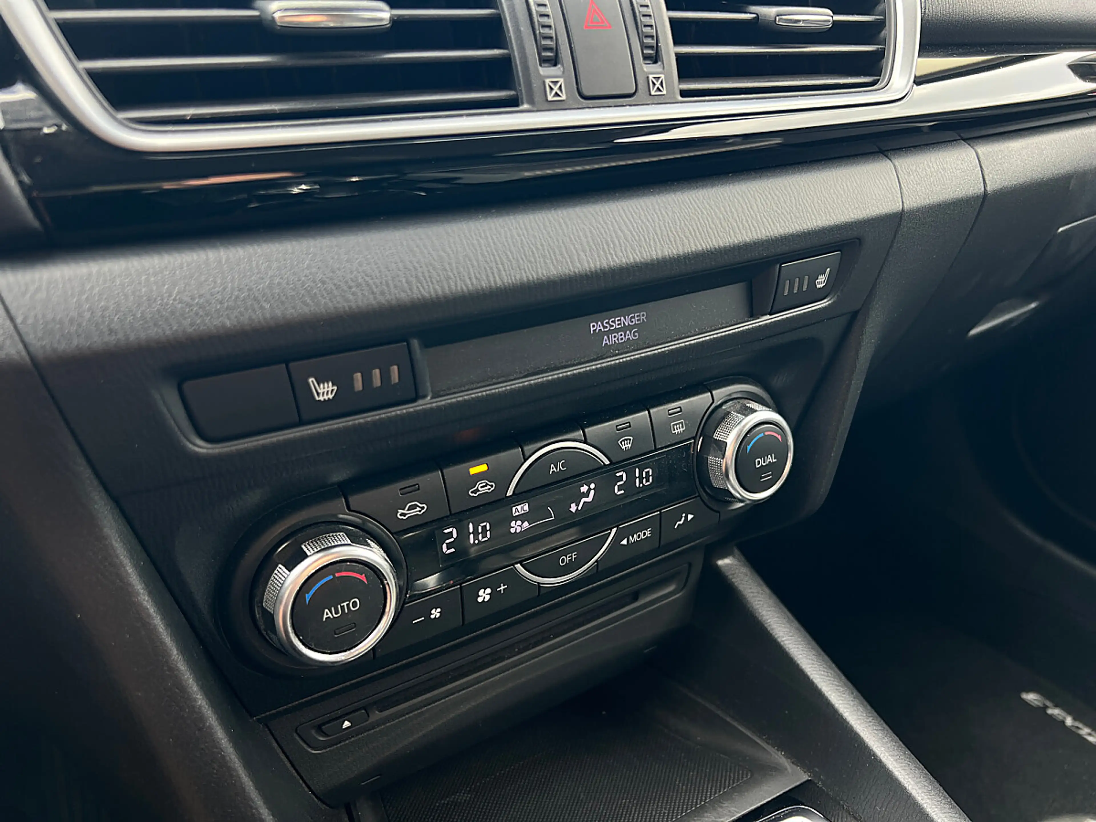 Mazda 3 Mazda3 2.0 Attraction · Sport-Bodykit eingetrag... — photo 15