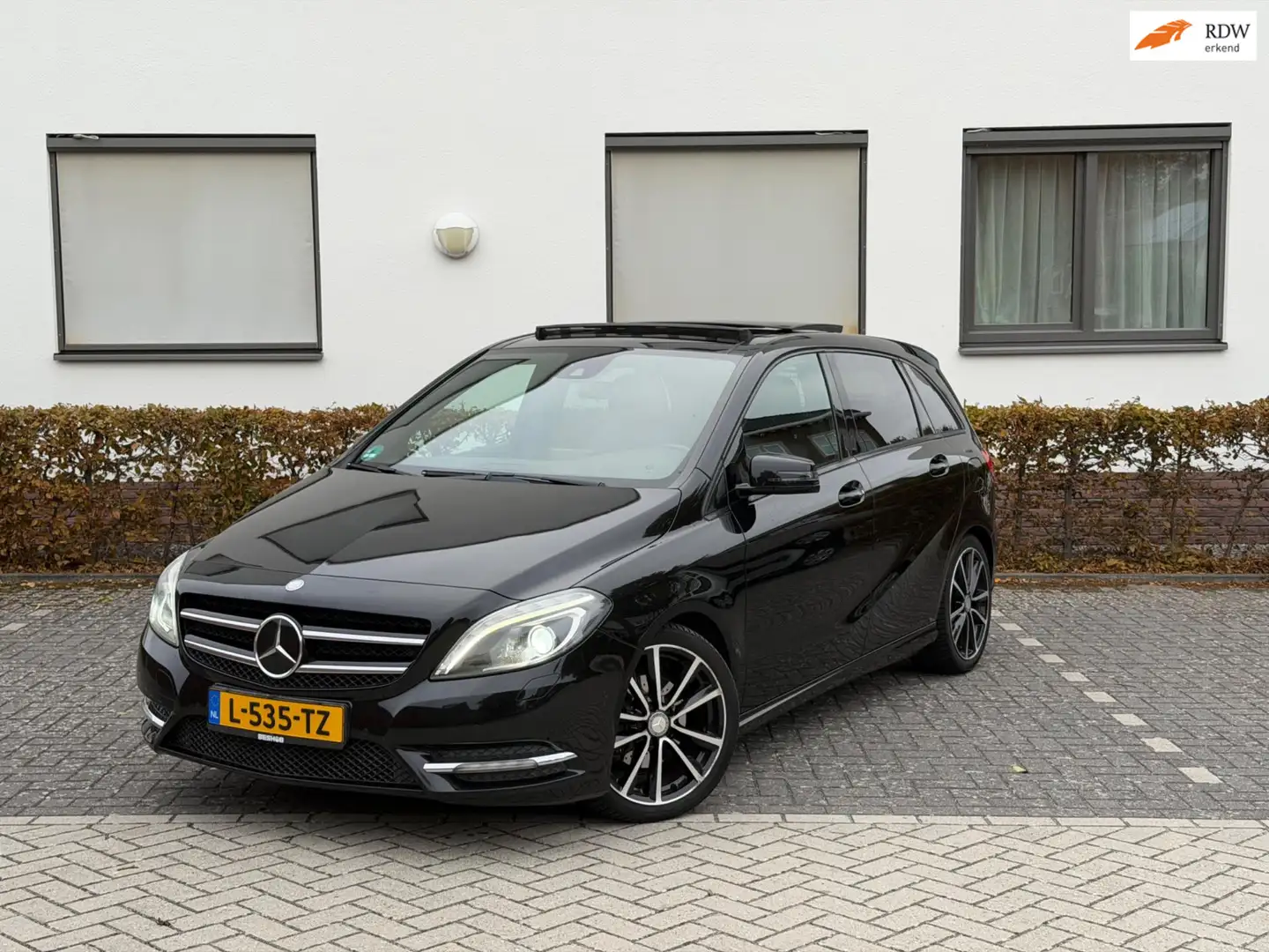 Mercedes-Benz B 180 Ambition PANO CAMERA LEER APK Zwart - 1