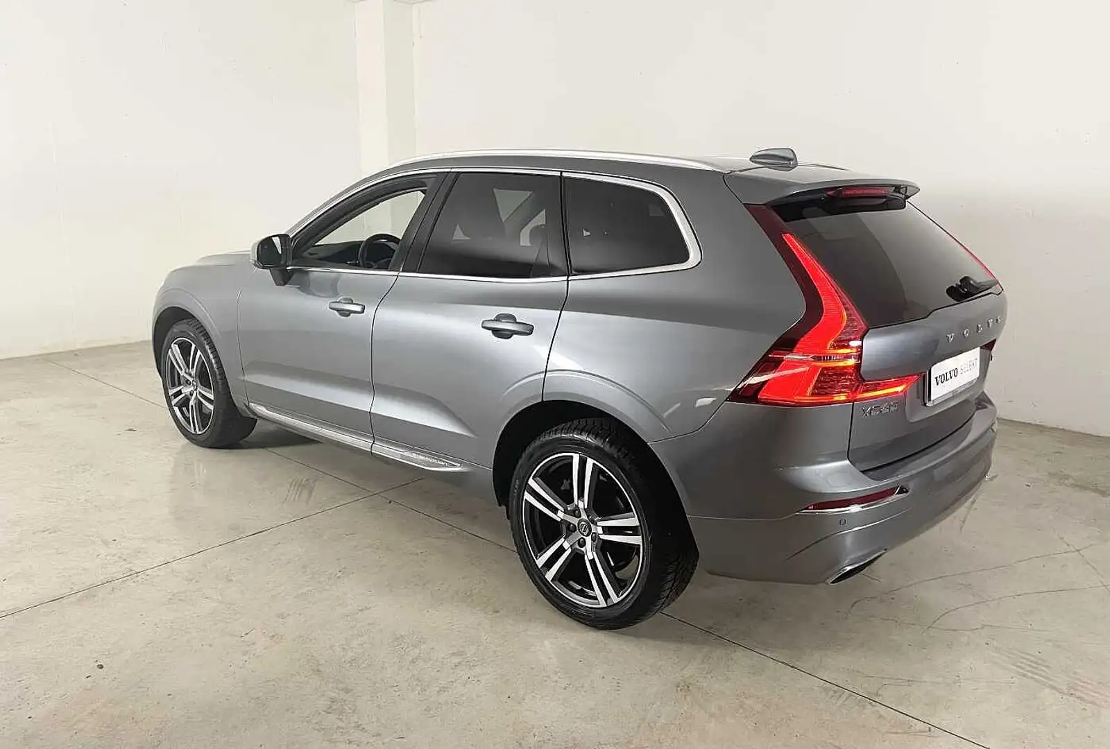 Volvo XC60 B4 Mild Hybrid (Diesel) AWD Inscription Geartronic Gris - 2