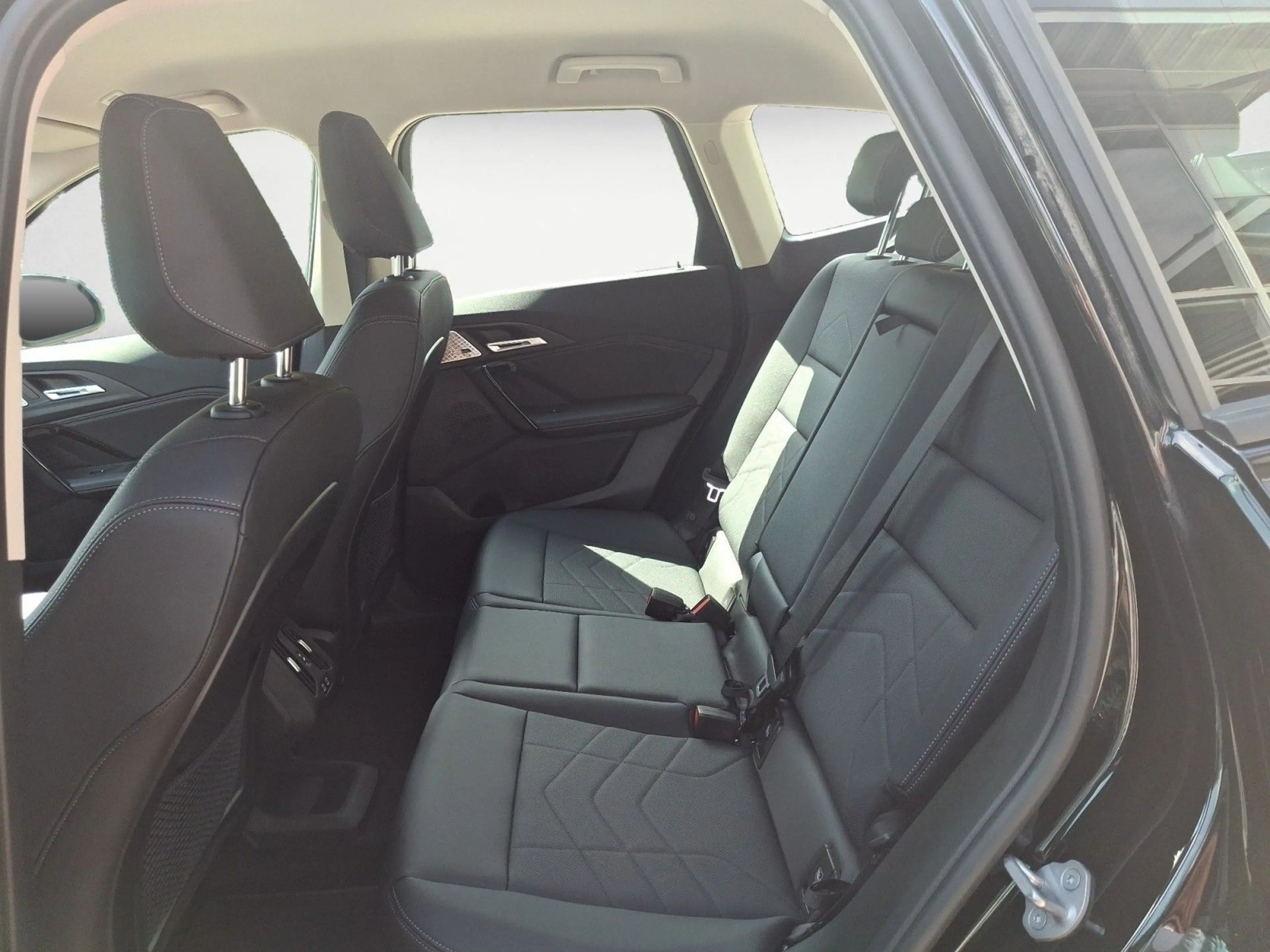 BMW iX1 xDrive30 Navi Bluetooth PDC HeadUp Klima — photo 15