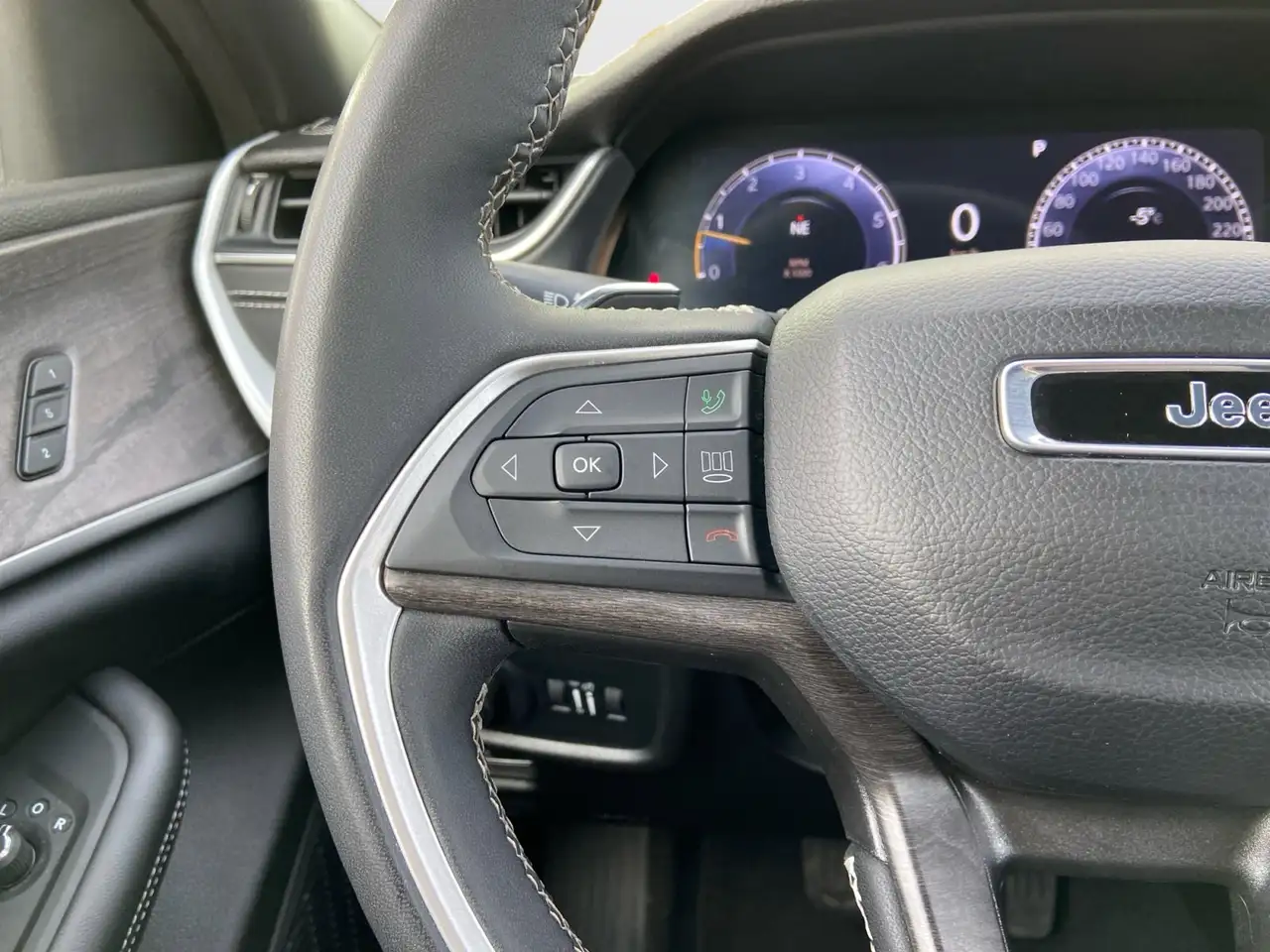 Jeep Grand Cherokee снимка Jeep Grand Cherokee