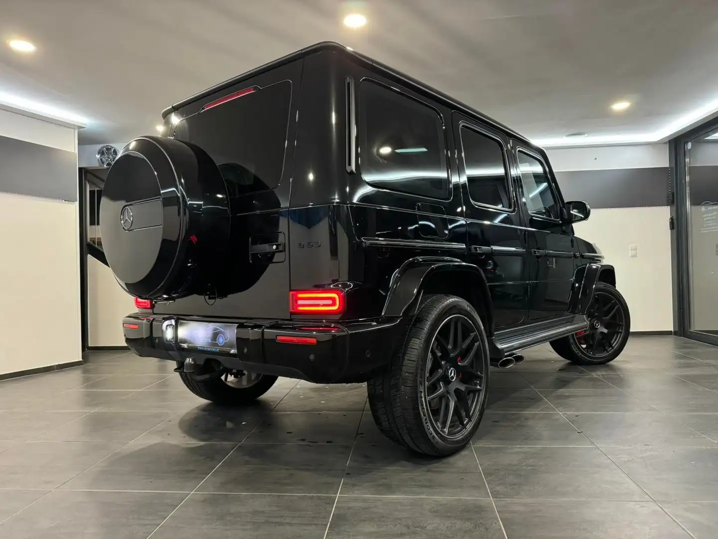 Mercedes-Benz G 63 AMG G MANUFAKTUR / ALL BLACK / 22" / BURMESTER / Schwarz - 2
