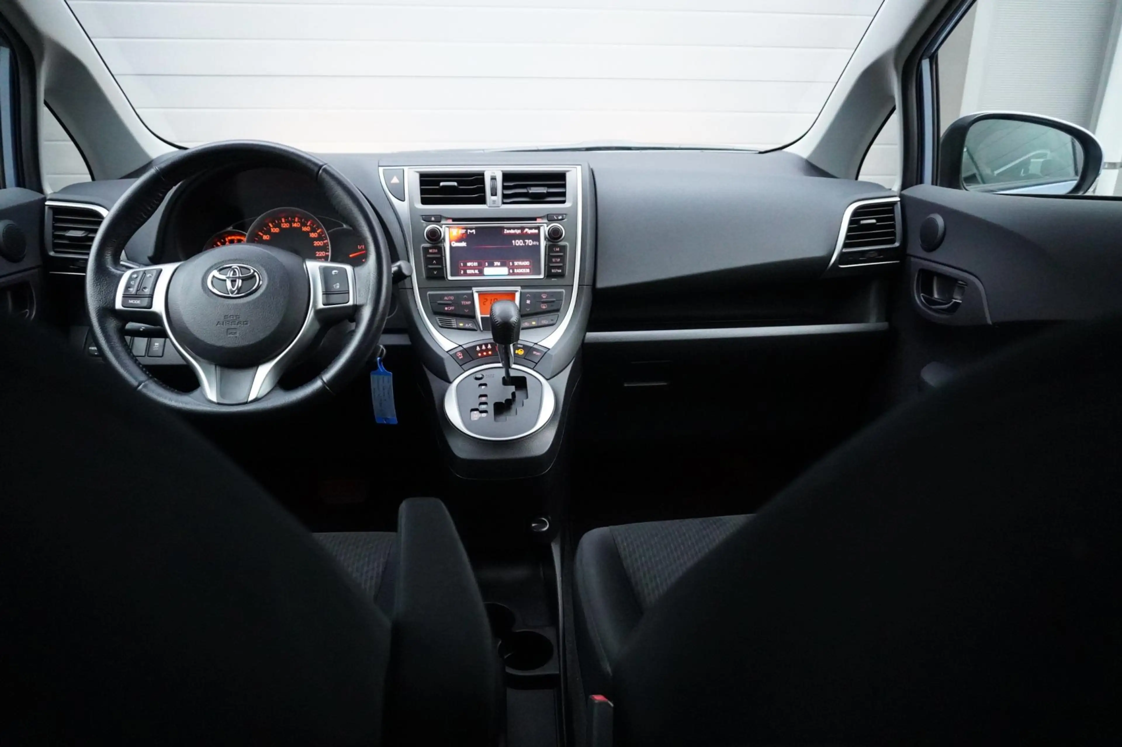 Toyota Verso-S 1.3 VVT-i Aspiration — photo 9