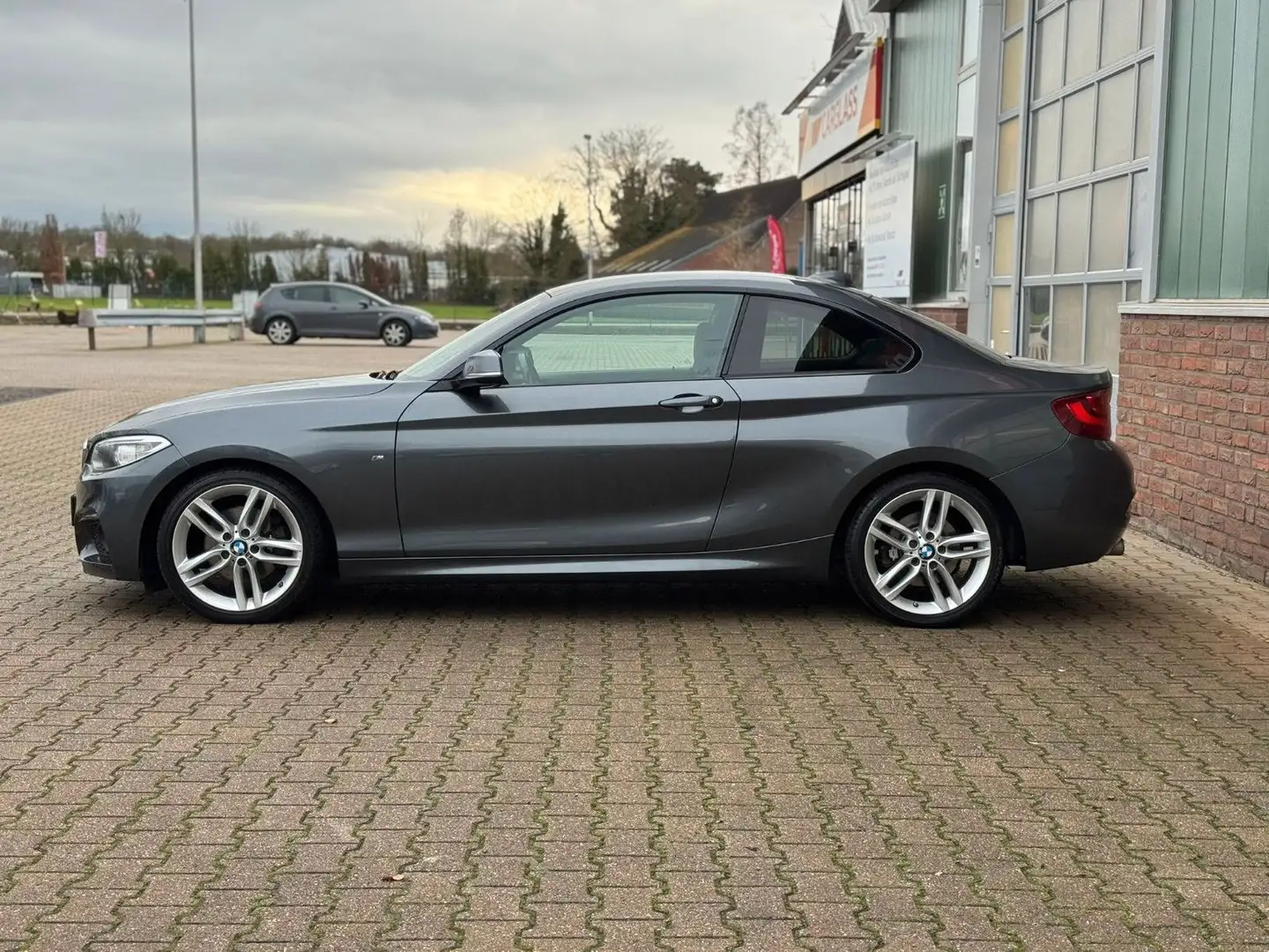 BMW 220 i Coupe M-Paket 1.HAND Grau - 2