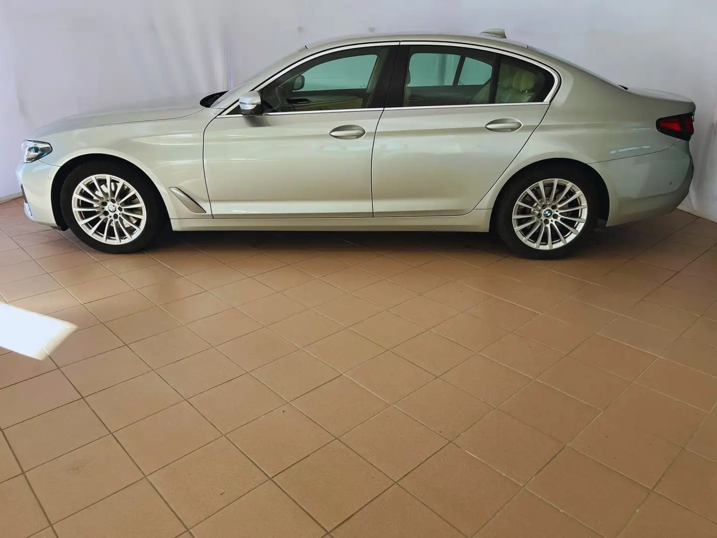 BMW 520 Serie 5 2020 Berlina LCI 520d mhev 48V Business Plateado - 2