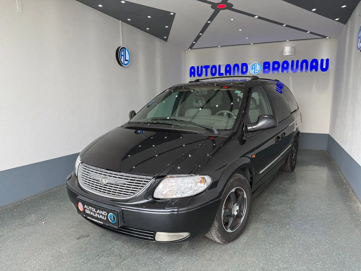 Chrysler Voyager Voyager 3,3 V6 Executive Aut. Zwart - 1