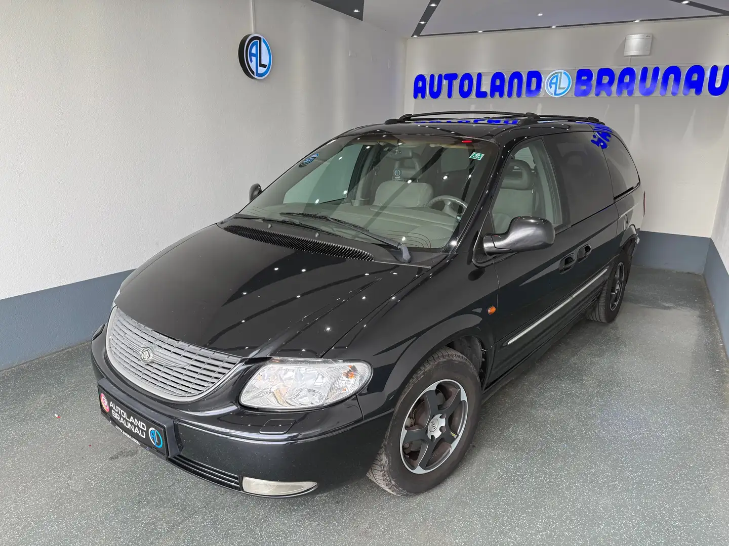 Chrysler Voyager Voyager 3,3 V6 Executive Aut. Zwart - 2