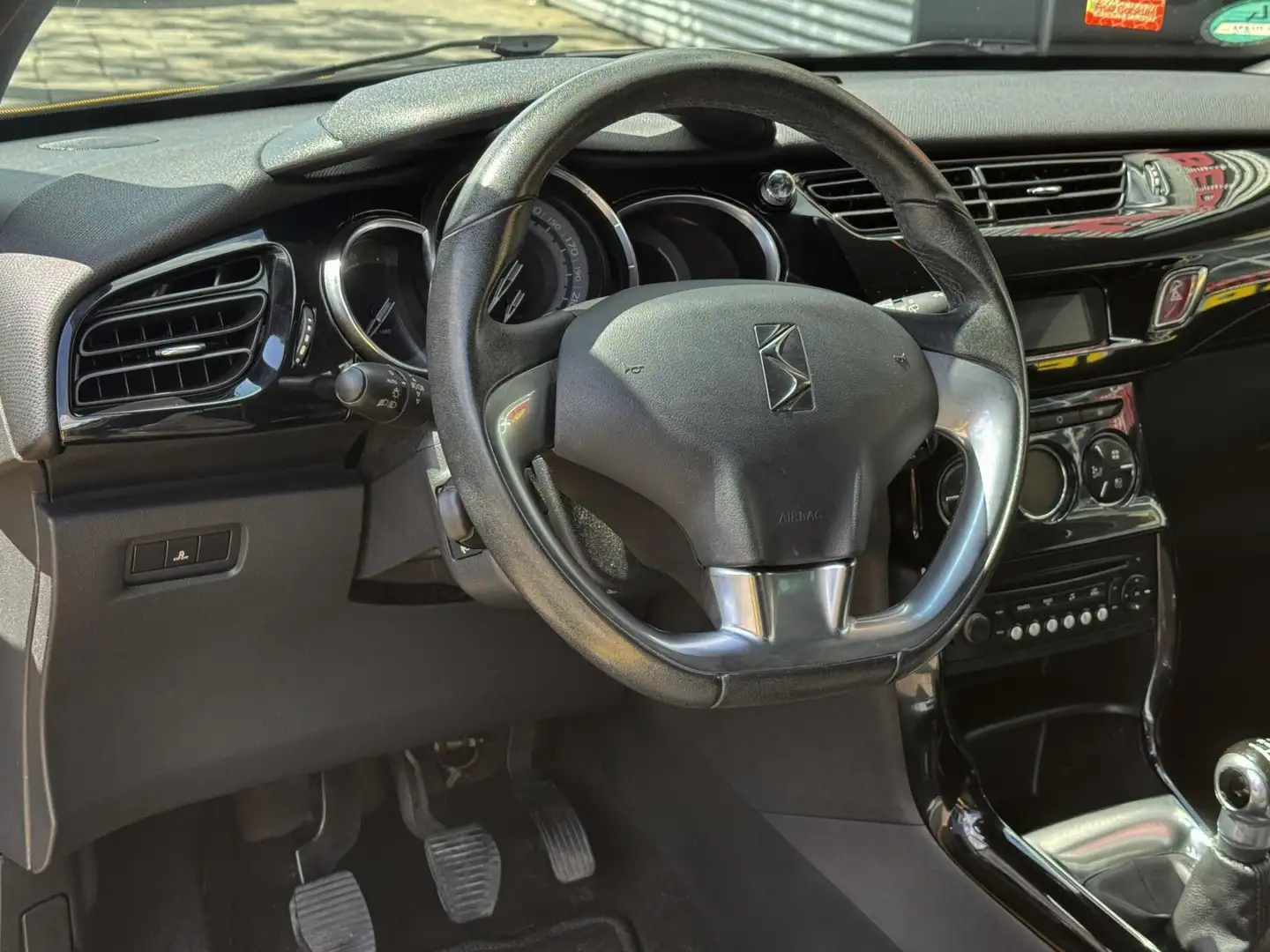 Citroen DS3 1.6 SoChic SPORT - Airco I Sport pakket I Sport ve Sárga - 2