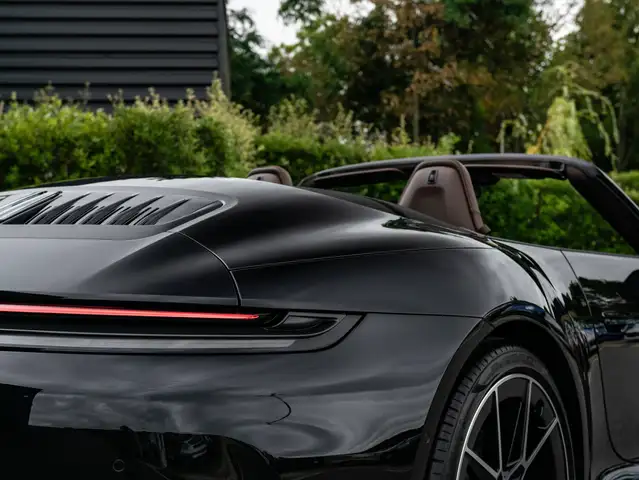 Porsche 911 view 17