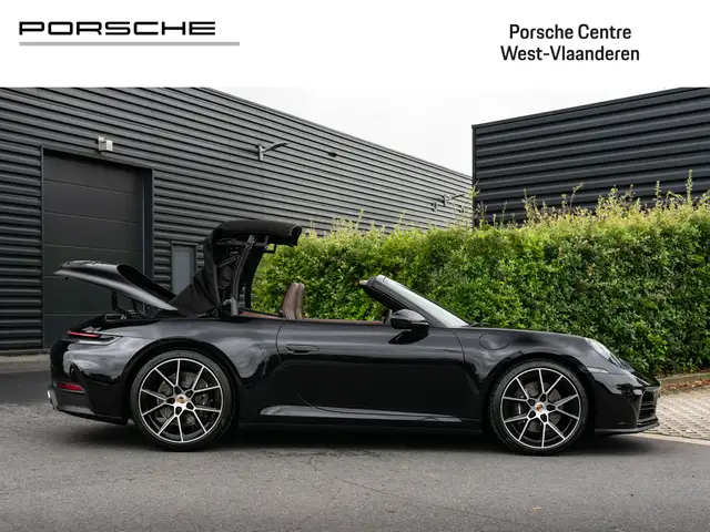 Porsche 911 view 7