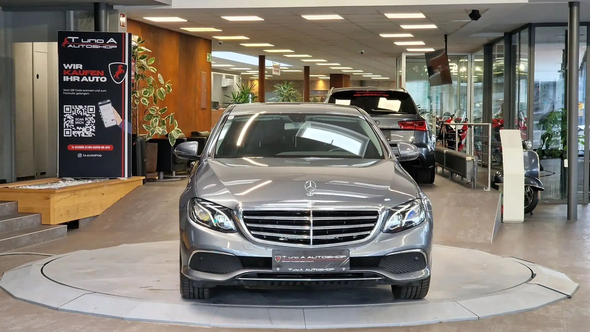 Mercedes-Benz E 220 d Exclusive Aut. *Kamera*Ambiente*LED* Grau - 2