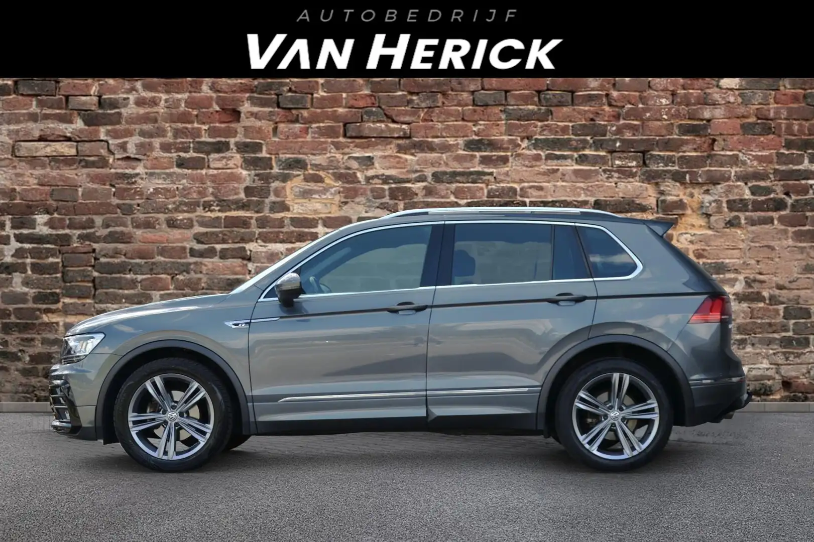 Volkswagen Tiguan 1.5 TSI R-Line | ACC | Virtual Cockpit | Trekhaak Grijs - 2
