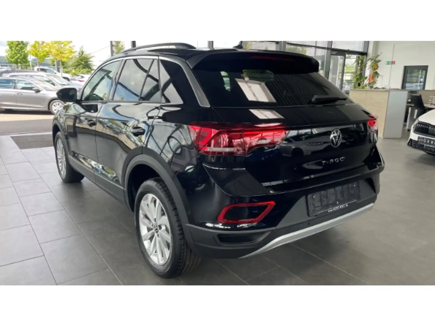Volkswagen T-Roc Prime 1.5 TSI Navi Keyless LED Kamera ACC Winterpa Zwart - 2