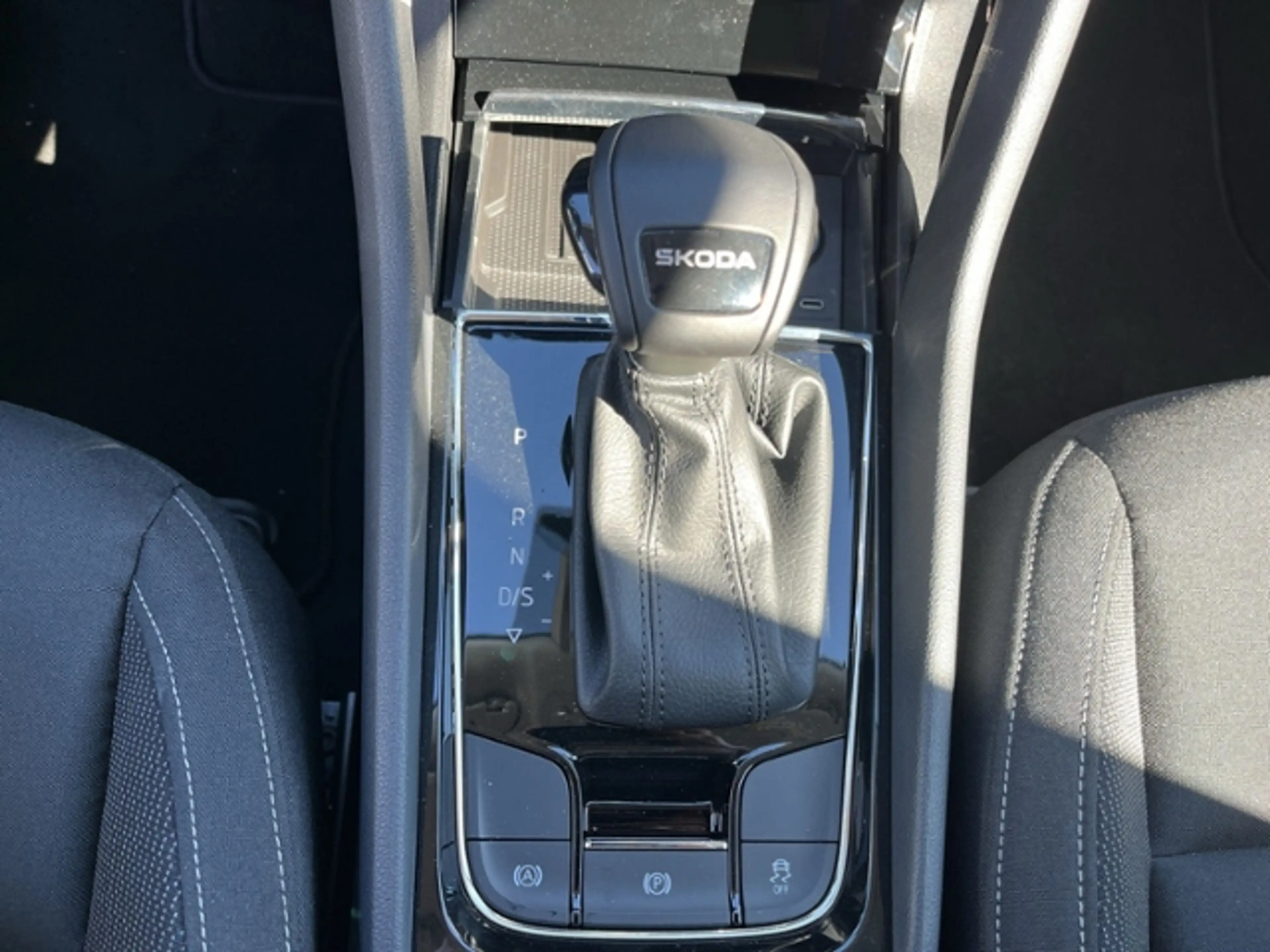 Skoda Karoq 2,0TDI 150PS DSG AHK MATRIX ACC KAMERA — photo 13