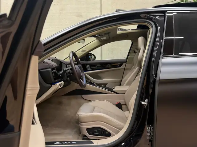Porsche Panamera view 21