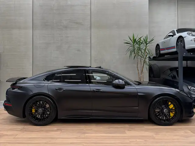 Porsche Panamera view 8