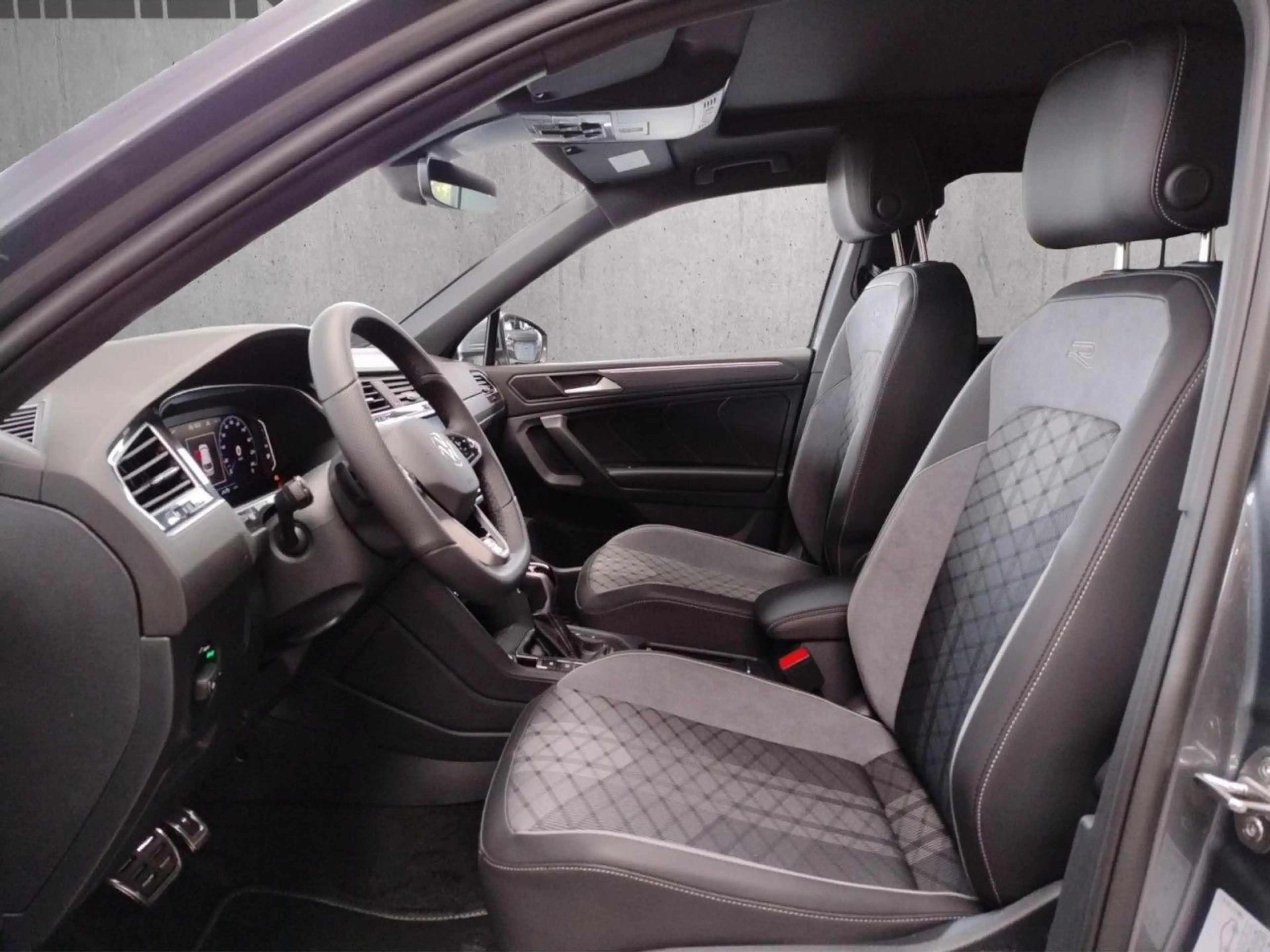 Volkswagen Tiguan Allspace R-Line 2.0 TSI 4MOTION DSG — photo 10