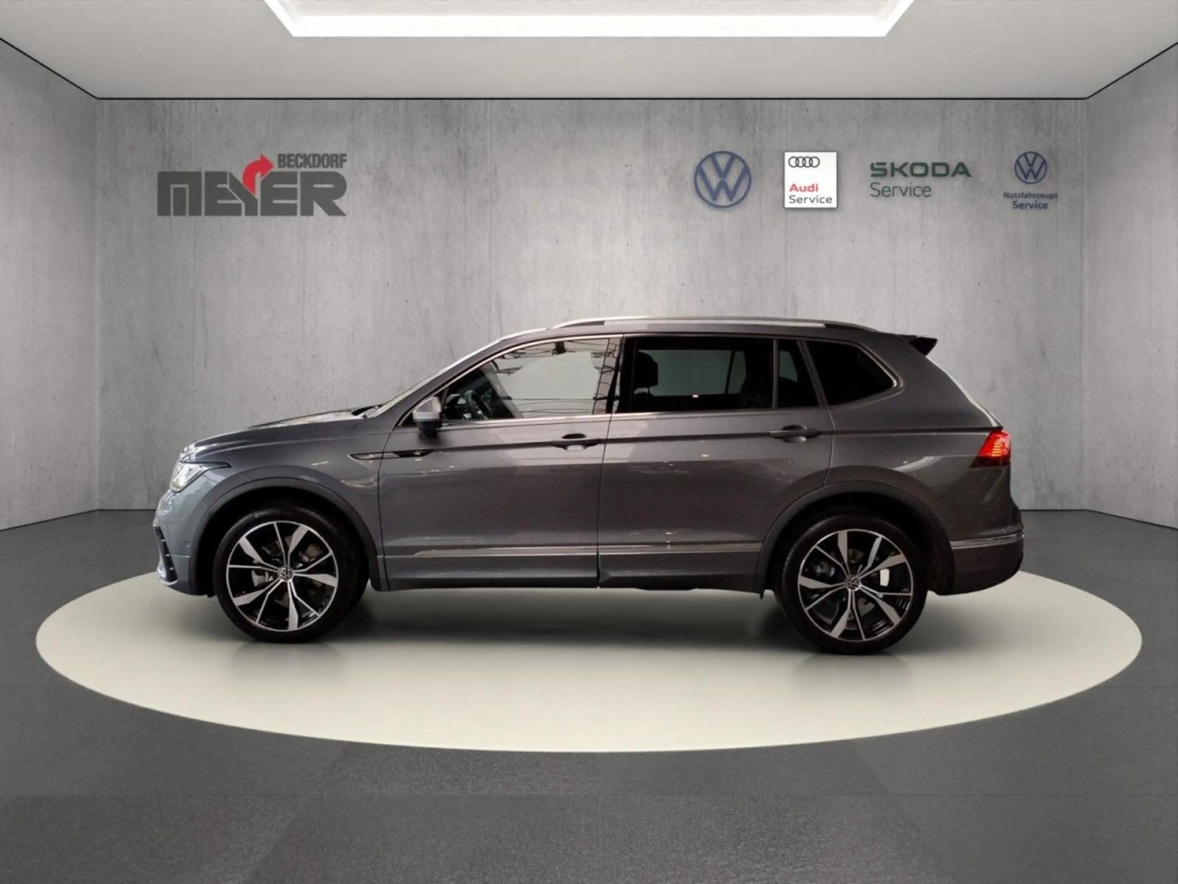 Volkswagen Tiguan Allspace R-Line 2.0 TSI 4MOTION DSG — photo 4