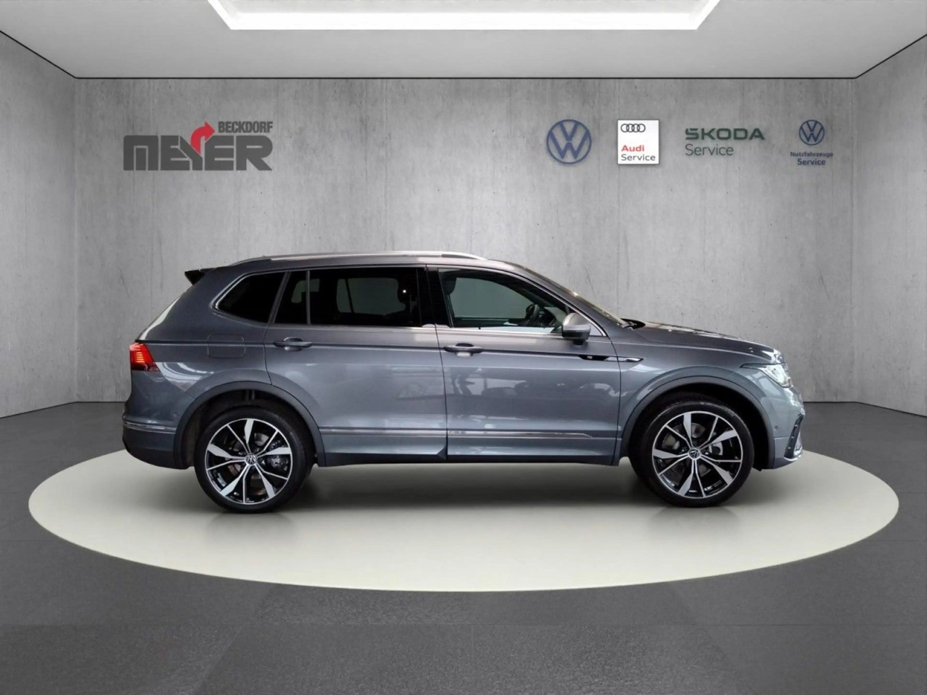 Volkswagen Tiguan Allspace R-Line 2.0 TSI 4MOTION DSG — photo 8