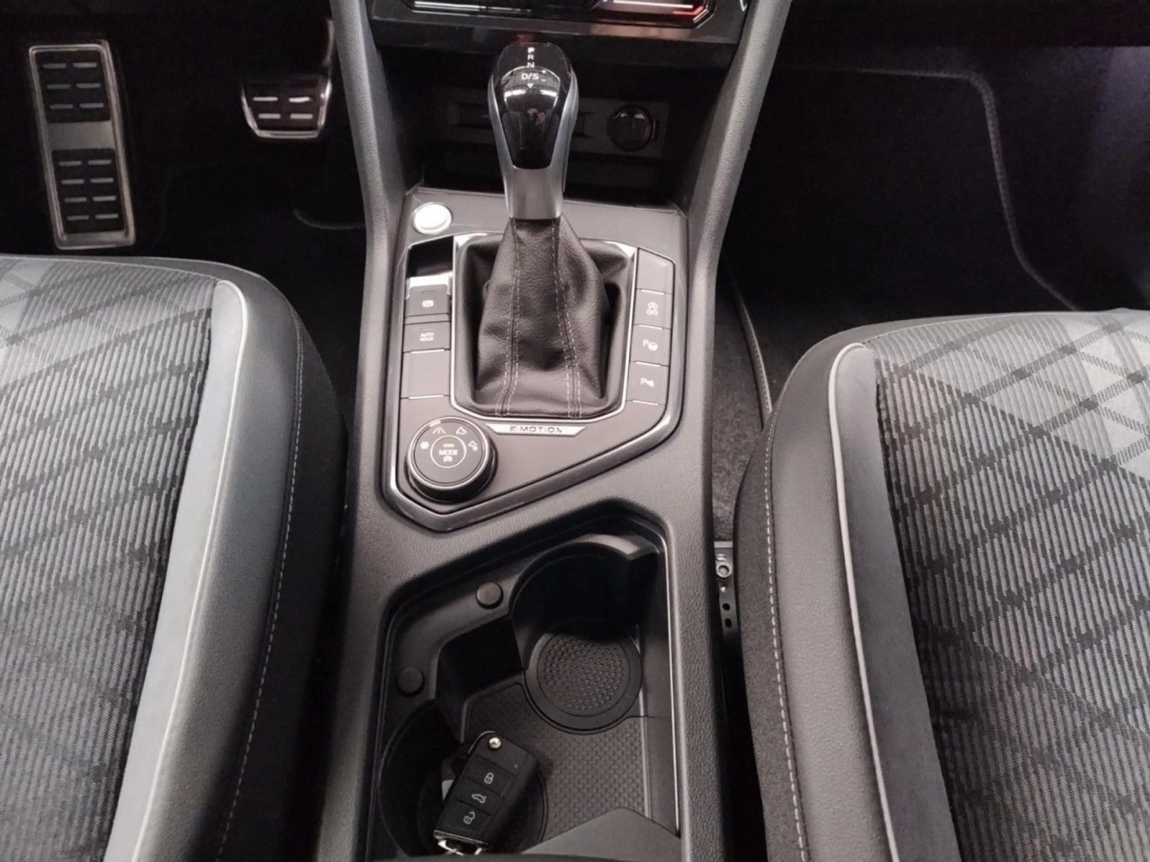 Volkswagen Tiguan Allspace R-Line 2.0 TSI 4MOTION DSG — photo 15